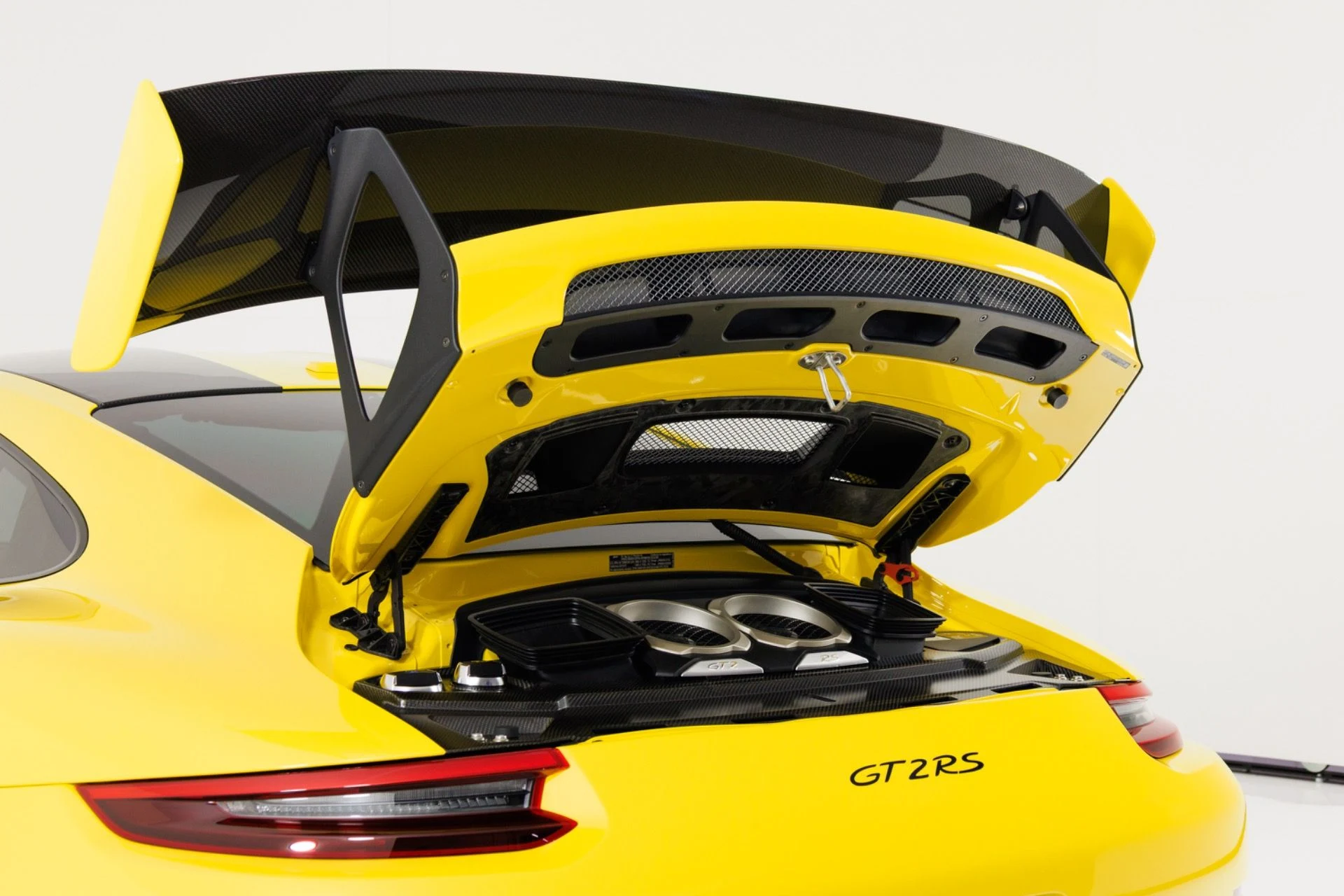 mph053_3256313206_Used_2018_Porsche_911_GT_2_RS_1787778691_258162cdff