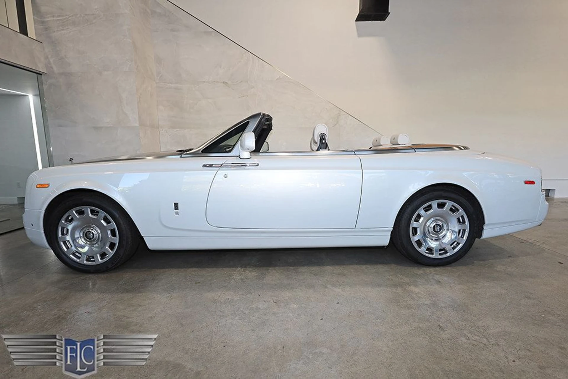 mph053_3330764226_used_2017_rolls_royce_phantom_dropheadcoupe_9689_22945304_54_1024_036118f94f