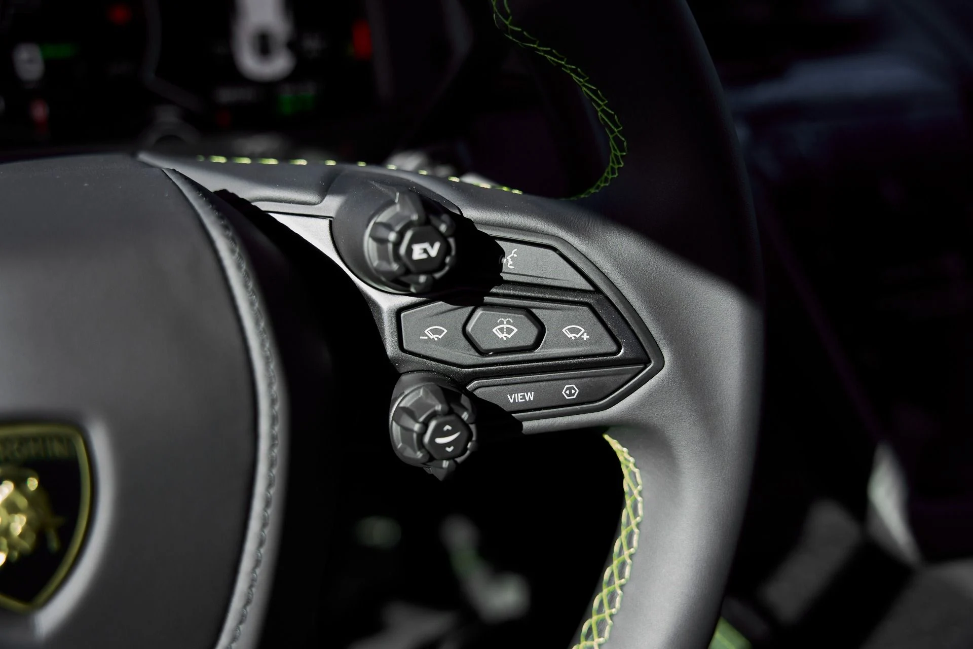 mph053_3349527304_Used_2025_Lamborghini_Revuelto_1769824562_1cccc70377