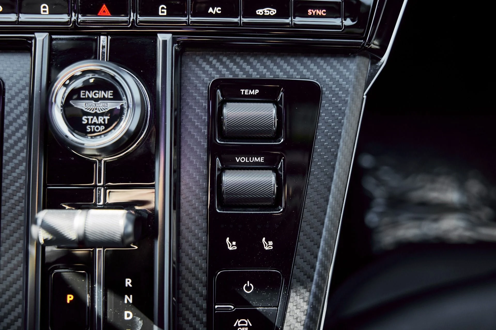 mph053_352641180_Used_2025_Aston_Martin_Vantage_Base_1771099485_b25545a4f0