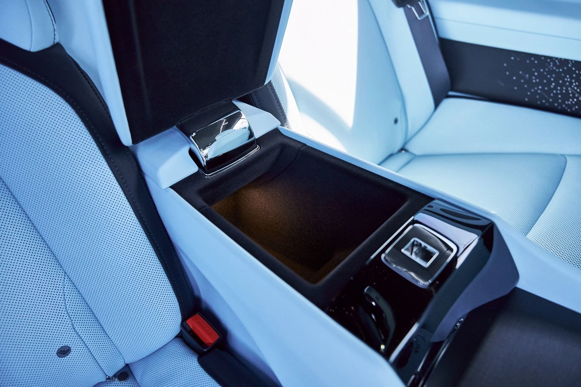 mph053_3746647460_Used_2025_Rolls_Royce_Spectre_Base_1773452546_894fe1a5b6