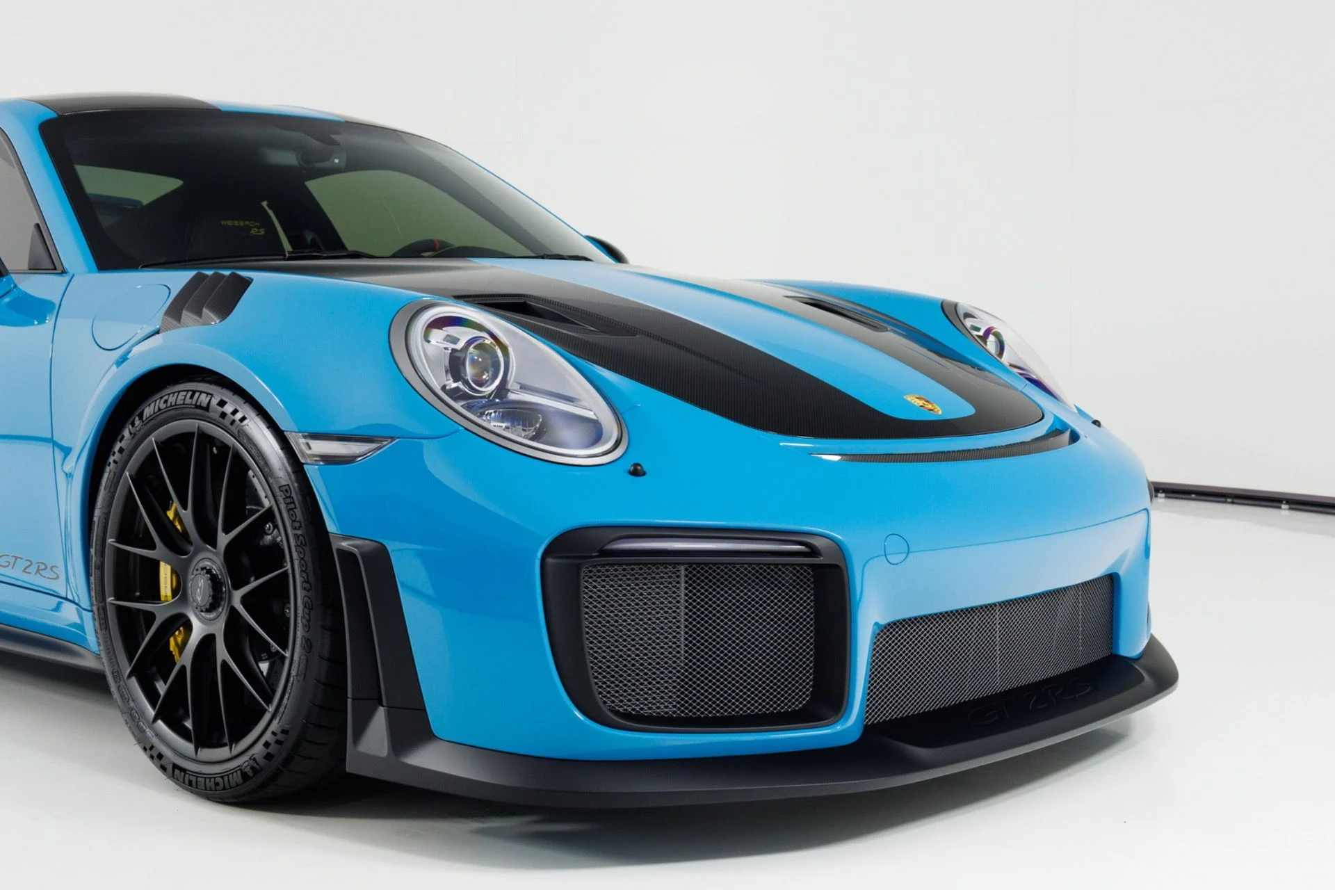 mph053_3778765500_Used_2018_Porsche_911_GT_2_RS_1783631648_b1188ac3a9