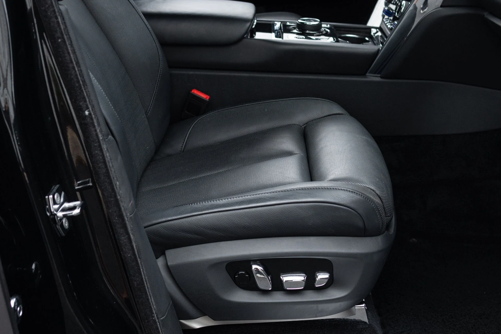 mph053_384943295_Used_2020_Rolls_Royce_Cullinan_1775753700_717c57b4f0