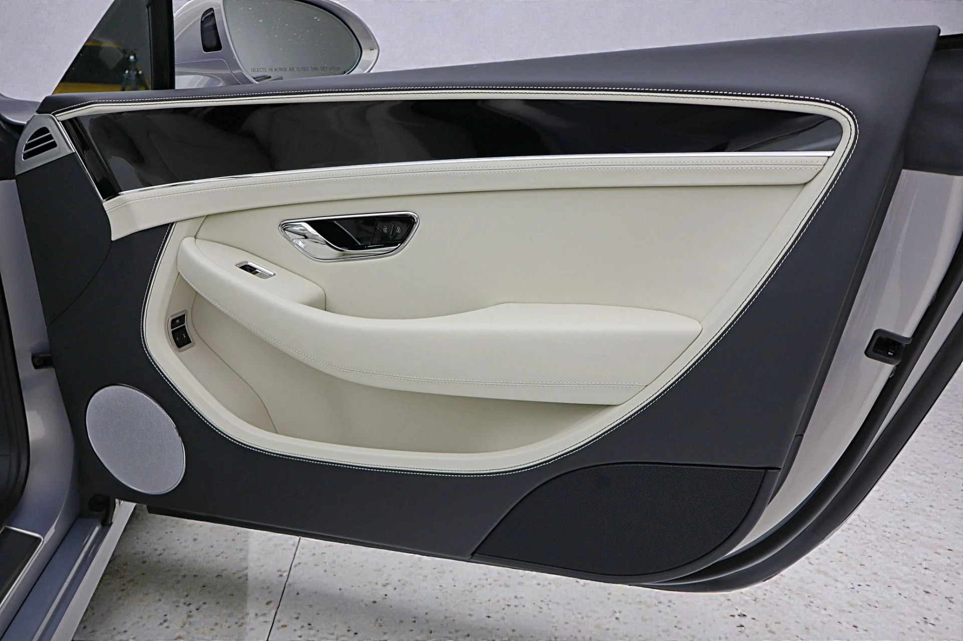mph053_3887972977_New_2026_Bentley_Continental_GTC_e8e1d95486