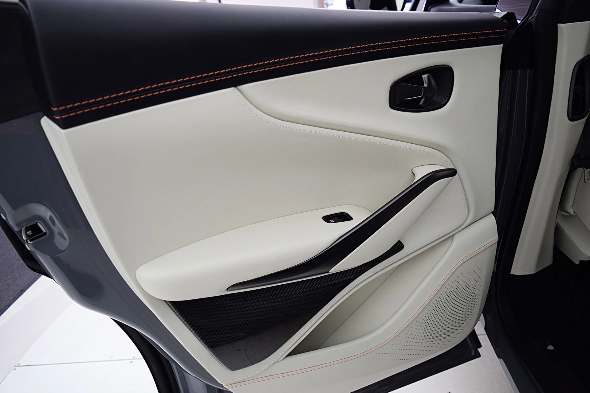 mph053_3908416399_Used_2022_Aston_Martin_DBX_1a70a8acf3