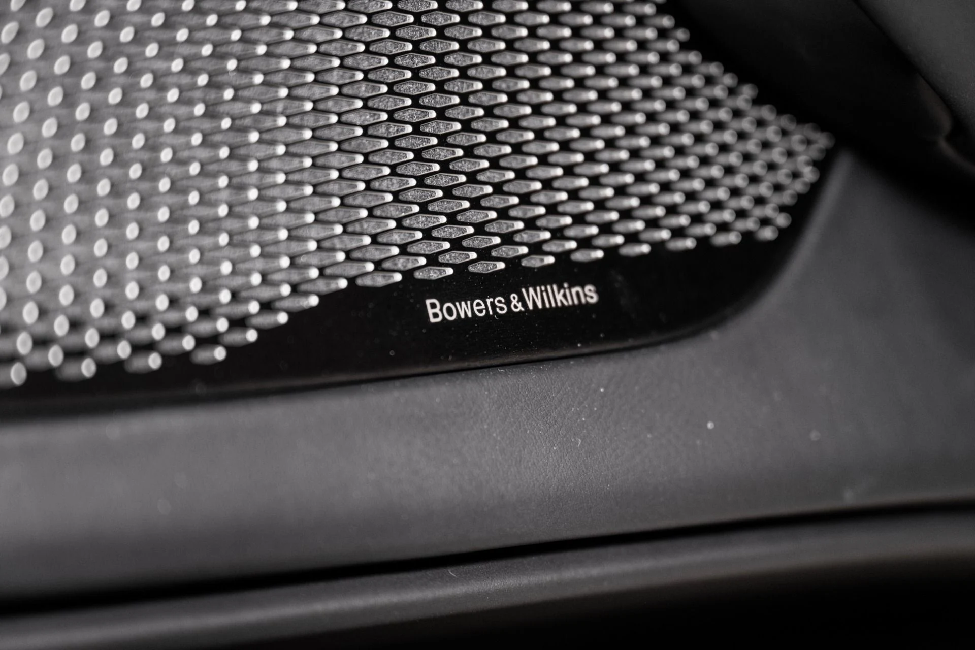 mph053_3991112605_Used_2025_Aston_Martin_DBX_707_1748959342_553bb01bb9