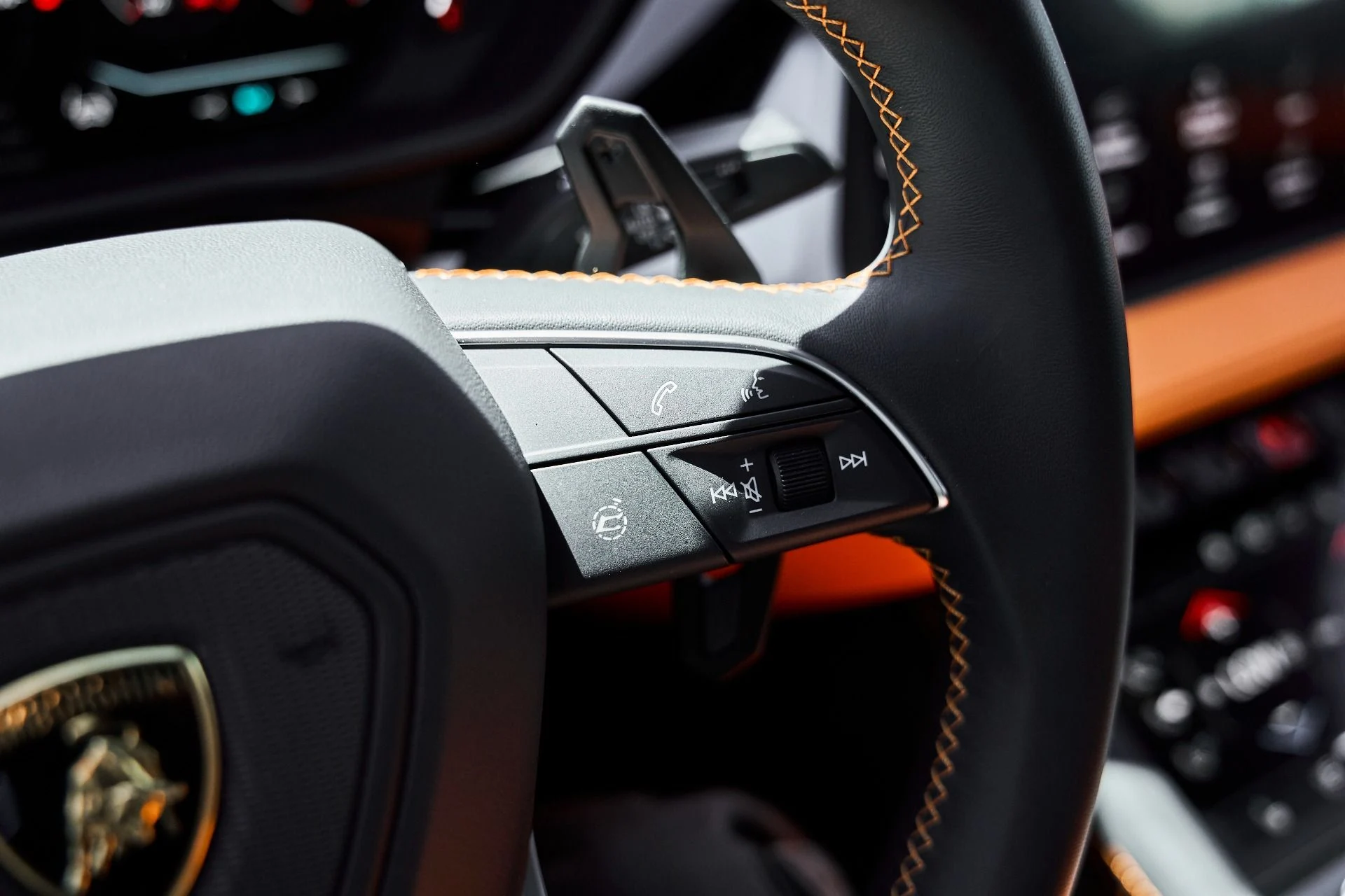 mph053_4092231590_Used_2025_Lamborghini_Urus_SE_1779992053_5f2b1b3525