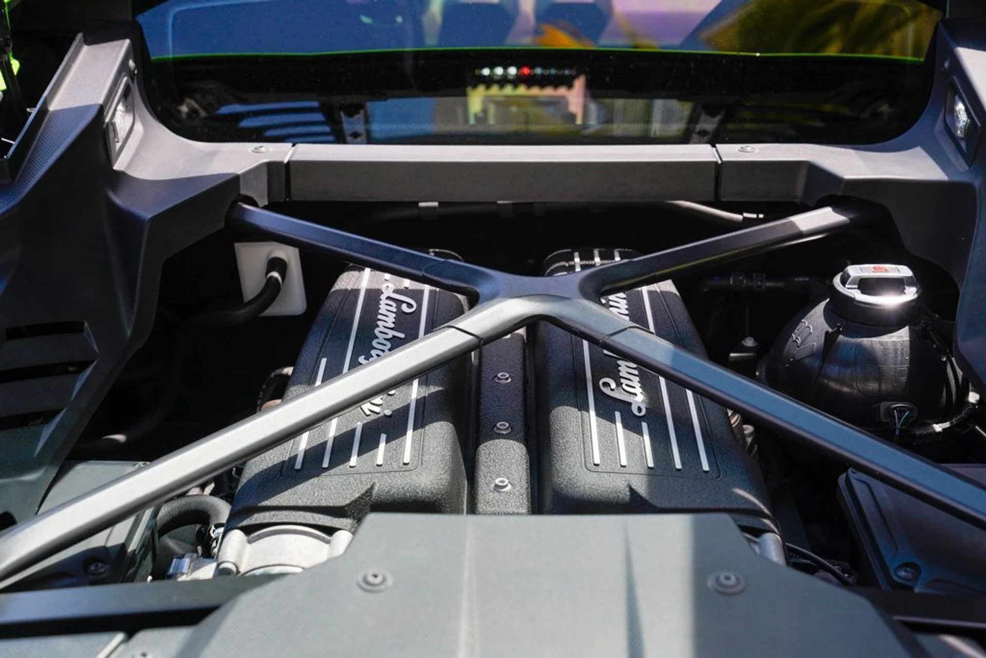 mph053_4238419166_used_2020_lamborghini_huracan_evo_coupeawd_14354_22890839_54_1024_662126ebd7