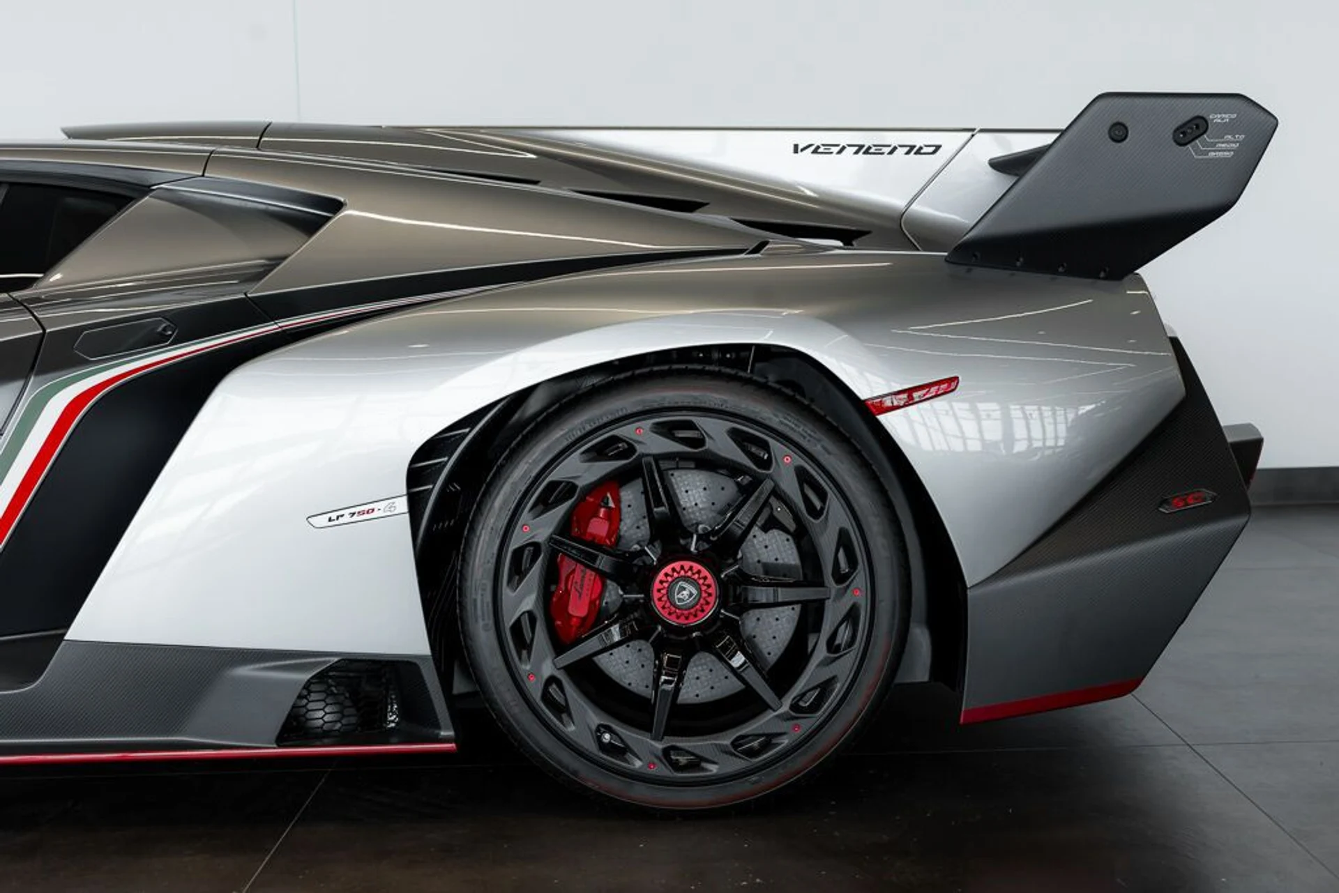 mph053_4264502170_lamborghini_veneno_2014_jpg_v_1779988126_7a96f06b45