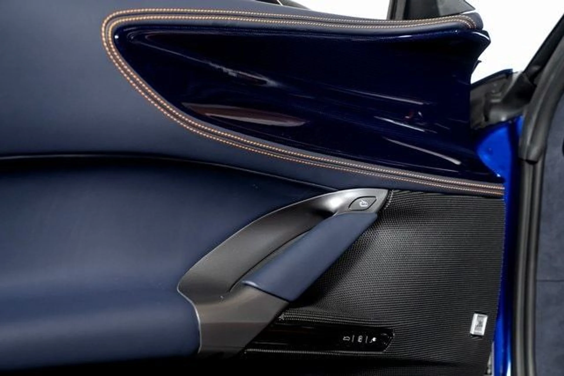 mph053_502903413_a87751d65fef70298fee39e0ace7d23dx_01215f7137