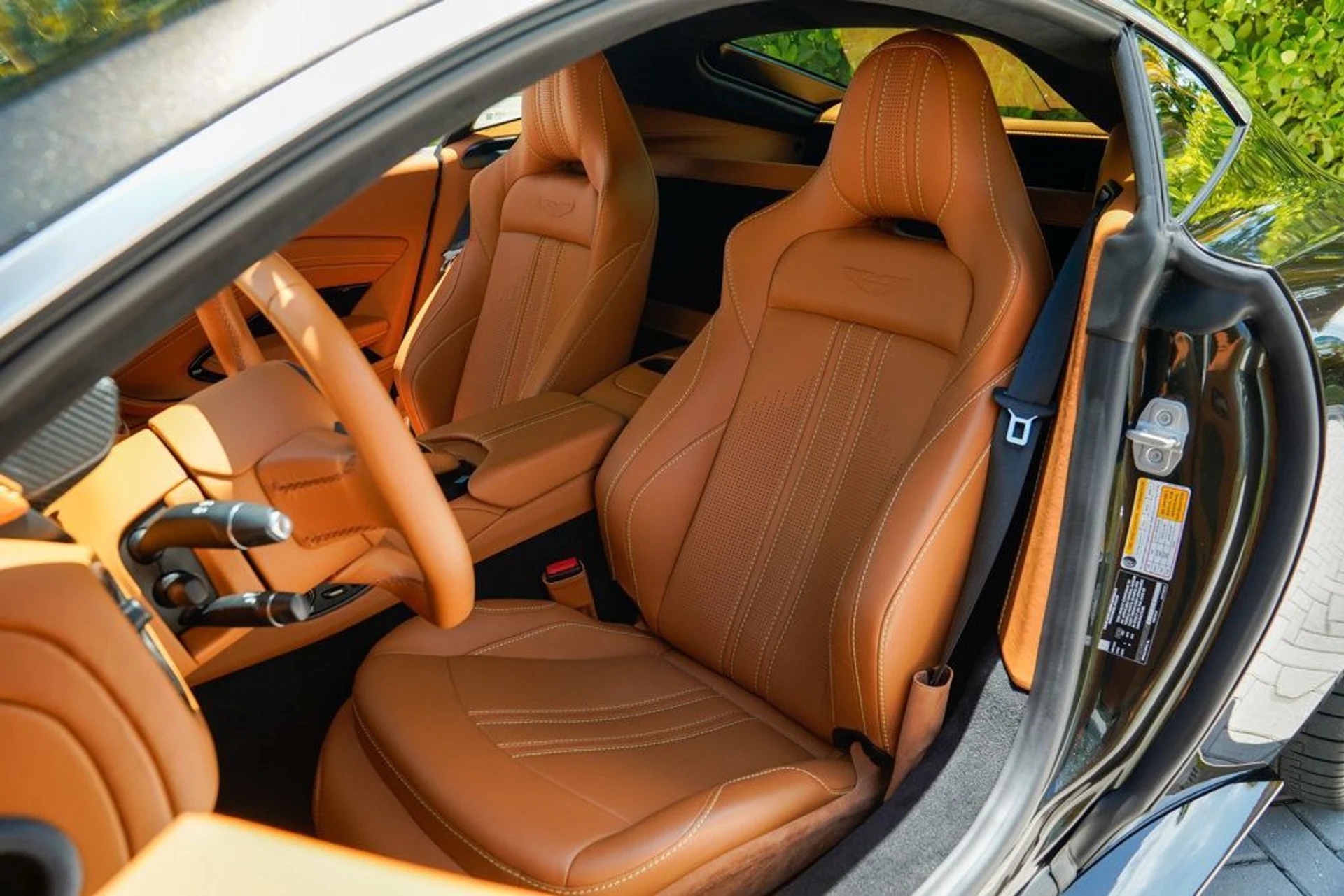 mph053_657882696_used_2021_aston_martin_vantage_coupemanual_14354_22900621_54_1024_00957c8c93