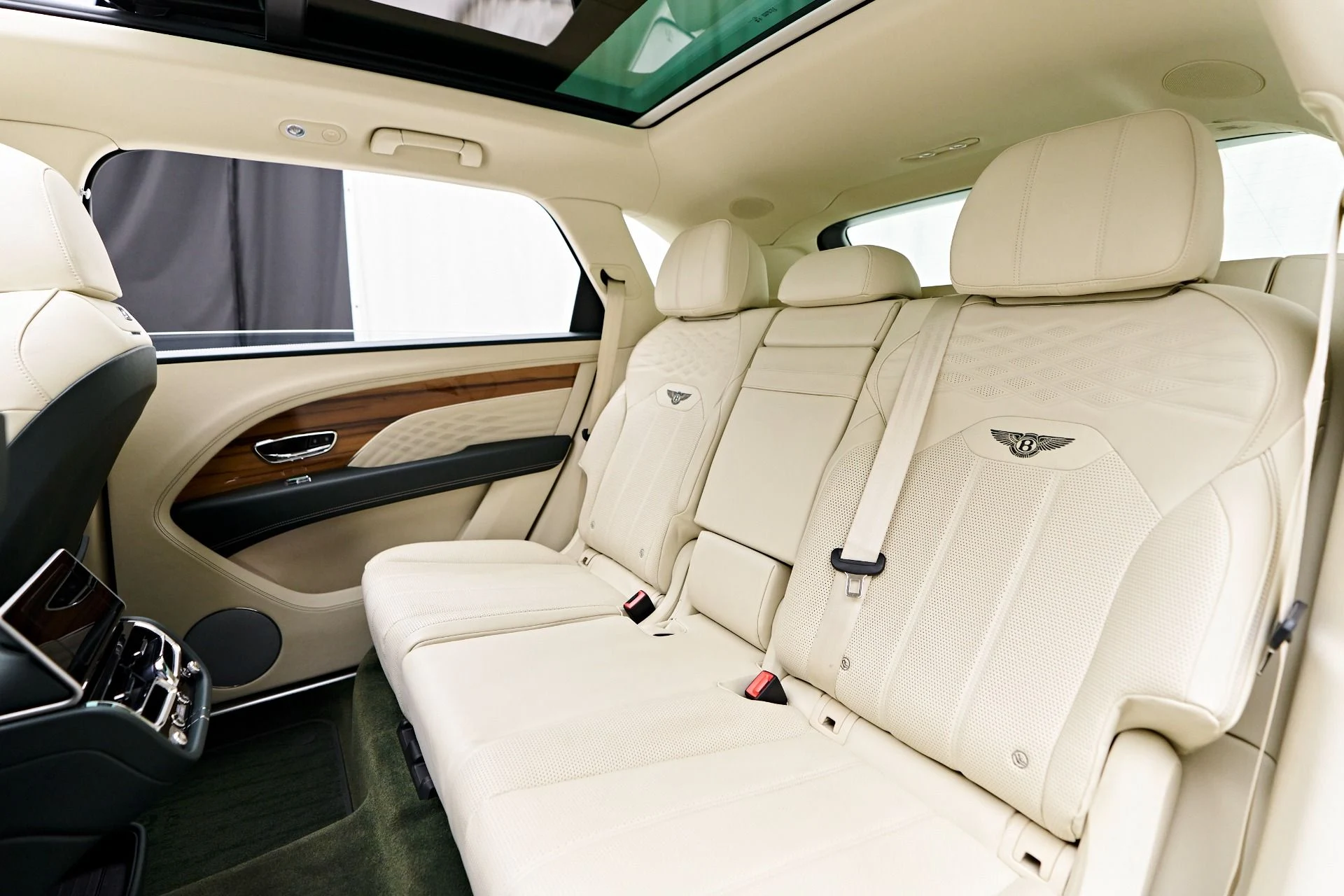 mph053_68325577_Used_2023_Bentley_Bentayga_EWB_1754782472_5e0813fc53