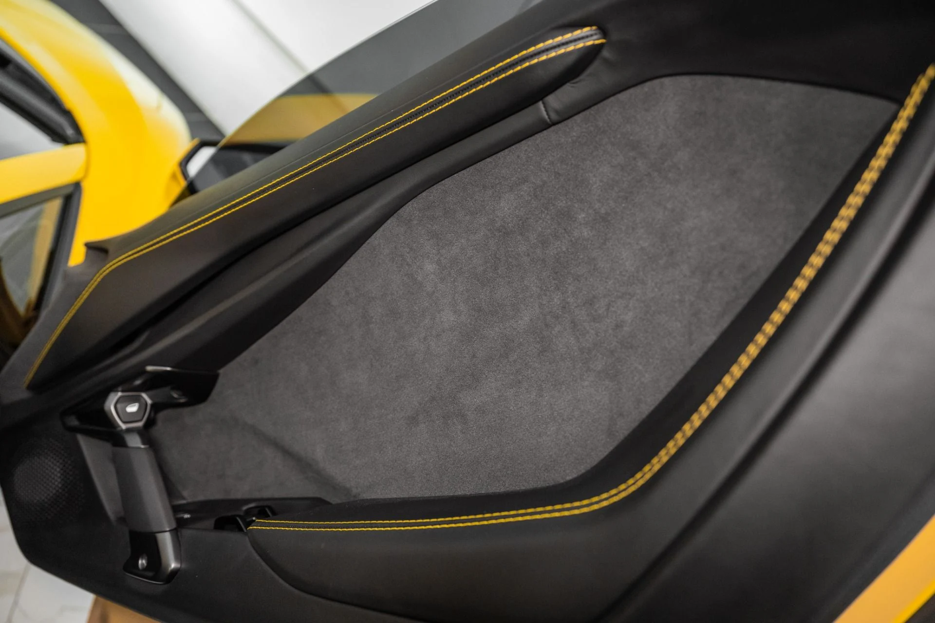mph053_713303968_Used_2024_Lamborghini_Revuelto_1760974364_b295bb6f75