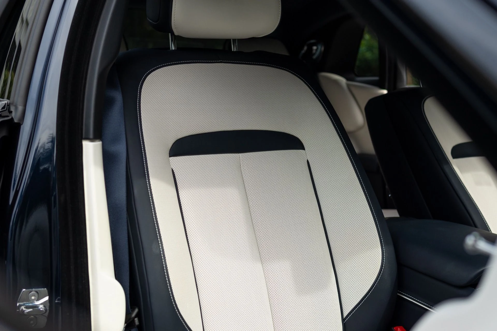 mph053_749253010_Used_2023_Rolls_Royce_Black_Badge_Ghost_1765569637_aa1516db5d