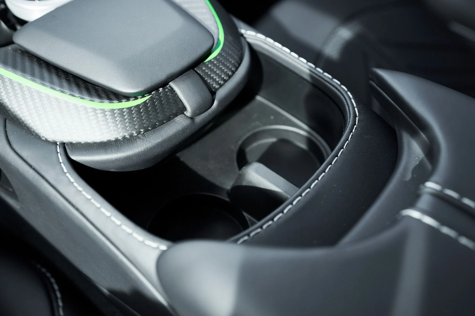 mph053_75447814_Used_2023_Aston_Martin_Vantage_Base_1762913663_f729594410