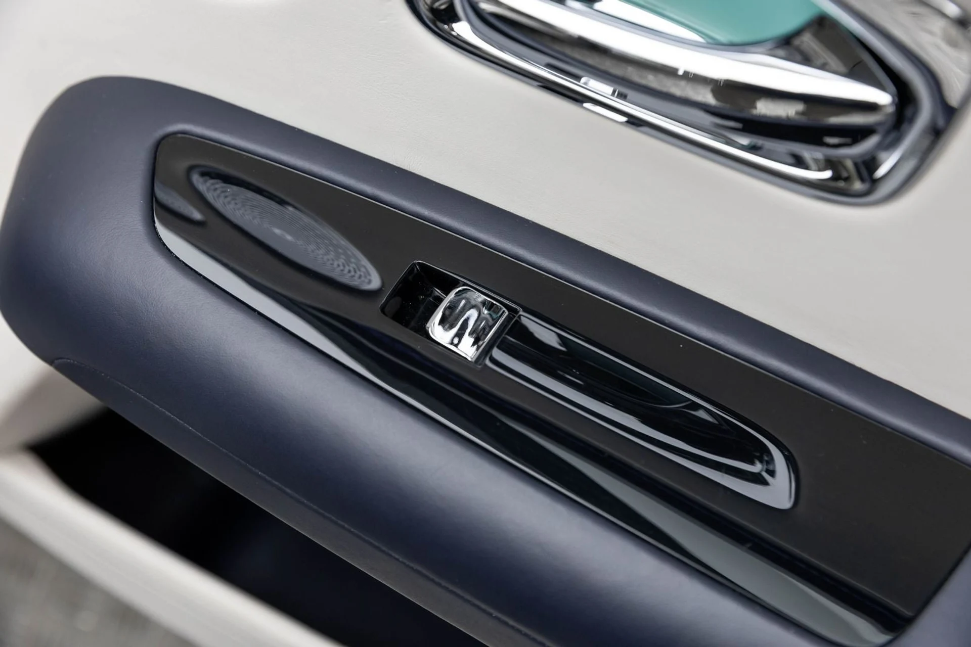 mph053_906142395_54_4e637985c6