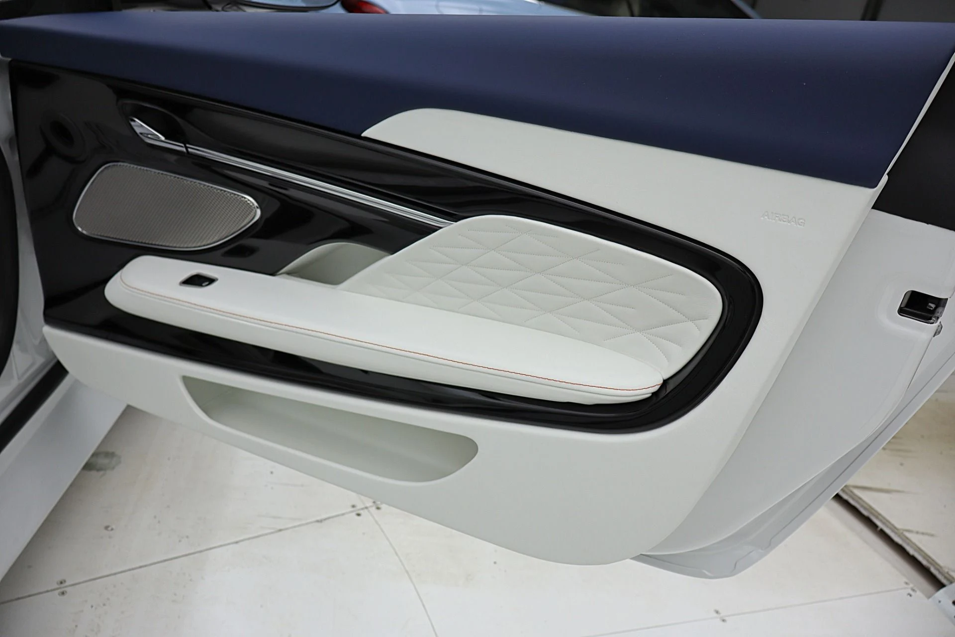 mph054_1088969563_New_2026_Aston_Martin_DB_12_Volante_c22dfe2ad2