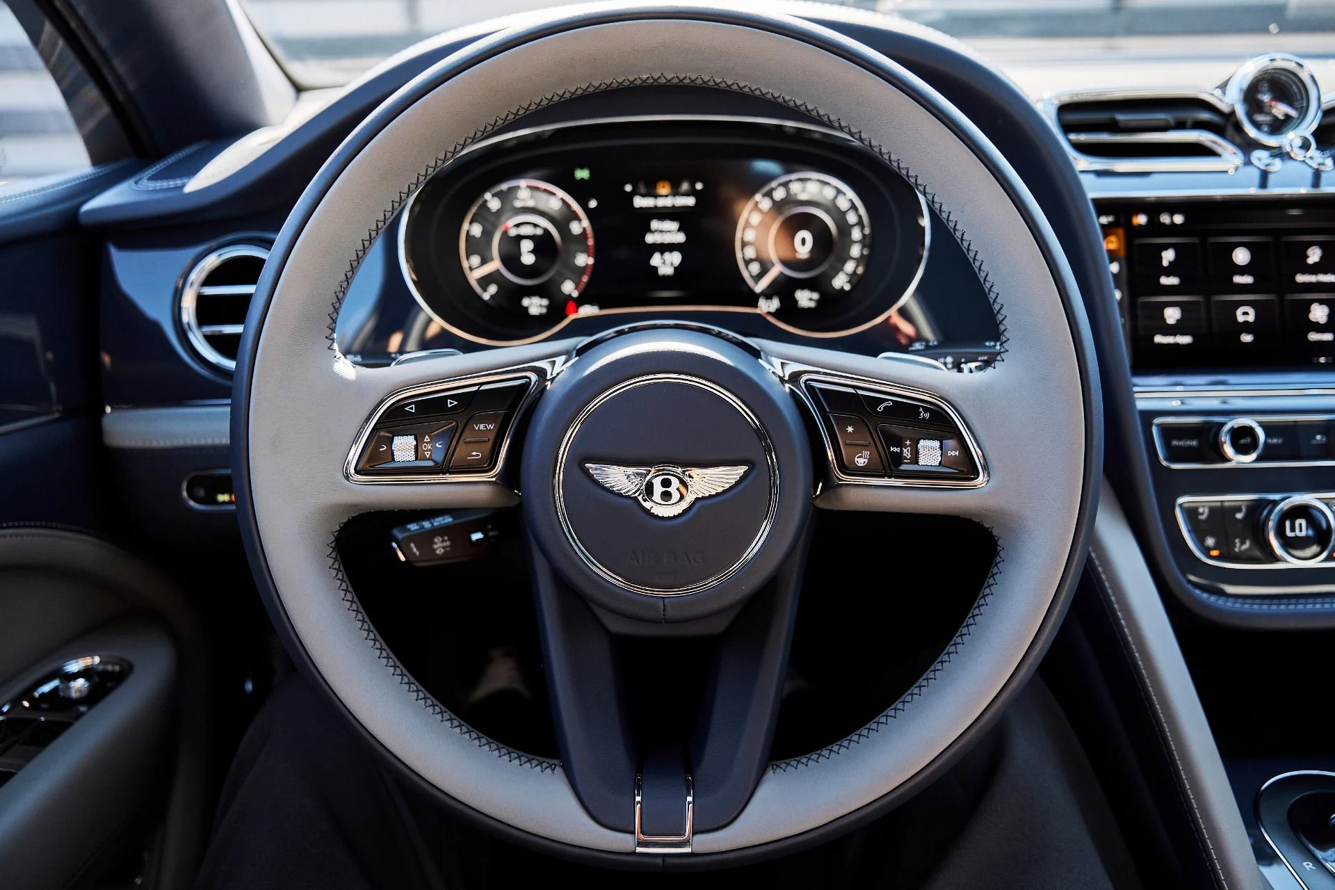 mph054_1266141931_Used_2025_Bentley_Bentayga_EWB_1780709451_ff4ee20204