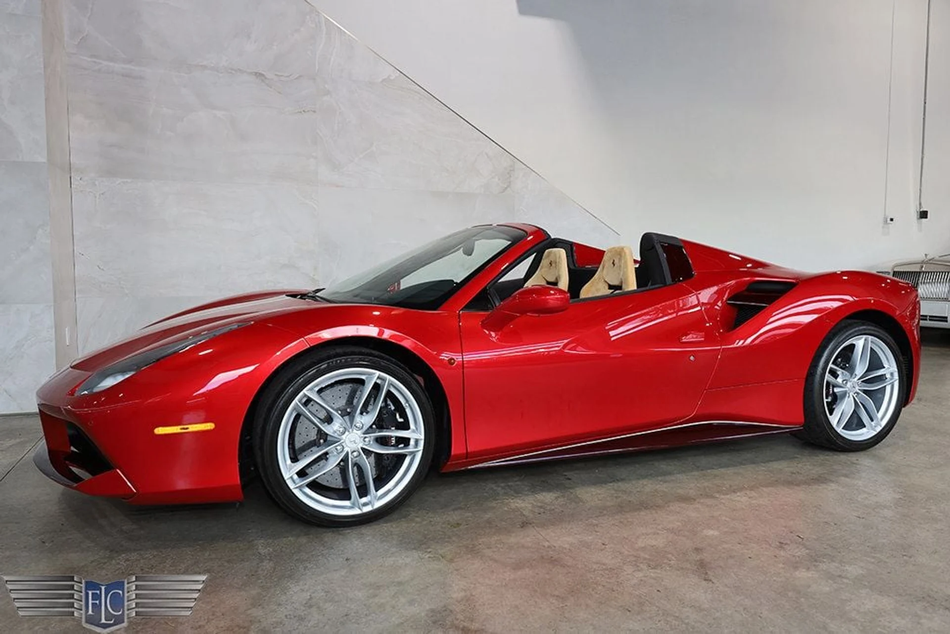 mph054_136148197_used_2019_ferrari_488_spider_convertible_9689_22929028_55_1024_8545635567