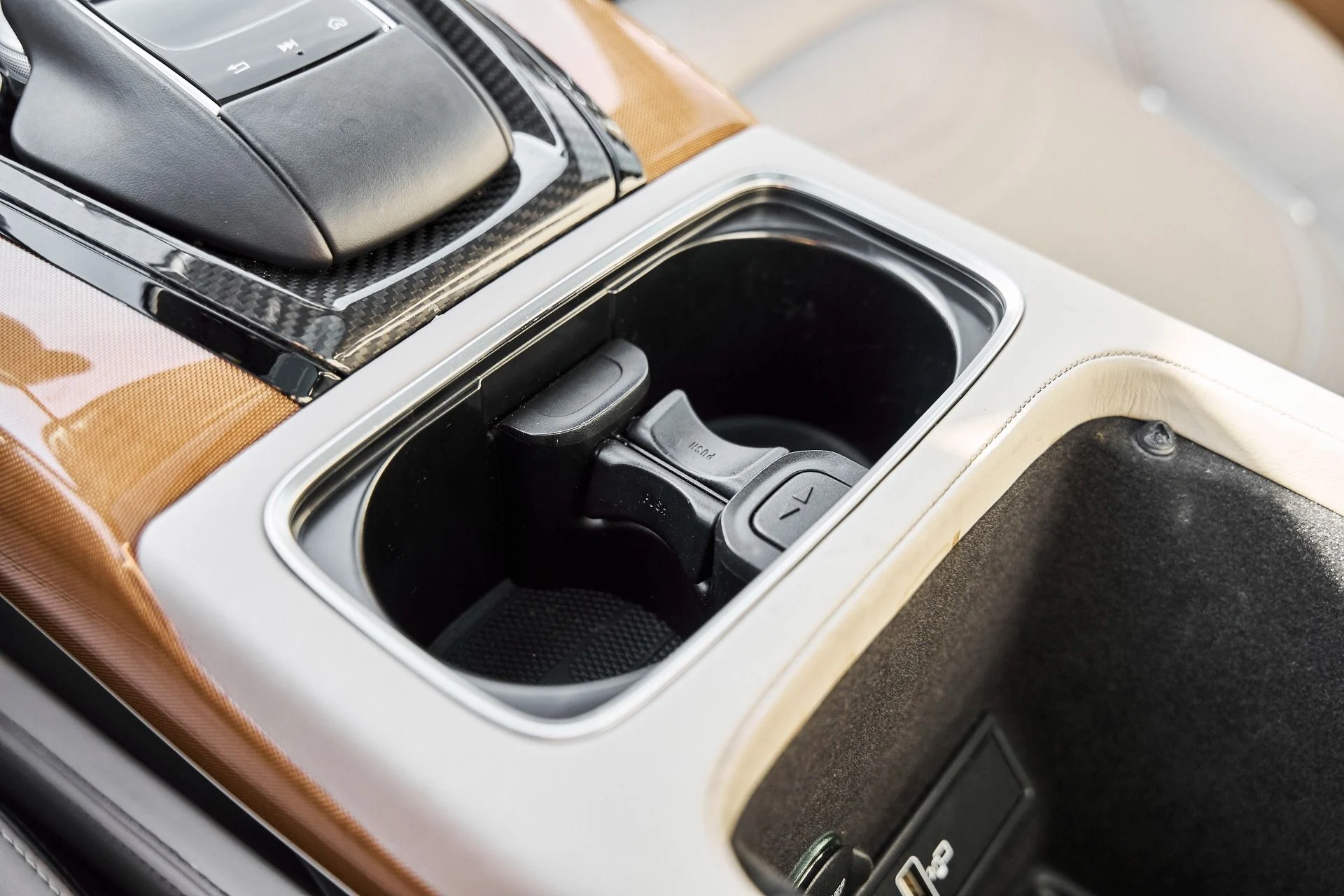 mph054_136157633_Used_2023_Aston_Martin_DBX_707_1774652473_a8bd78d12e