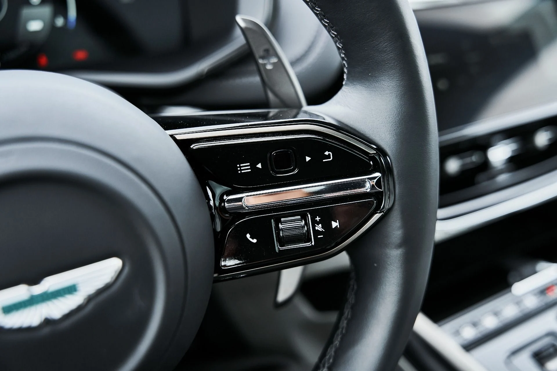 mph054_1377037568_Used_2025_Aston_Martin_DBX_707_1775008026_b115509d93