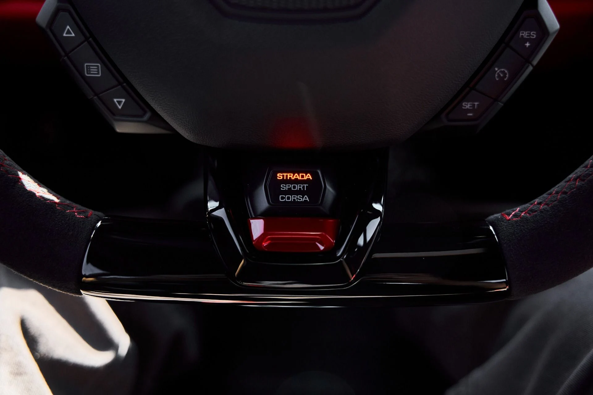 mph054_1382170981_Used_2023_Lamborghini_Huracan_1778117656_e632033035