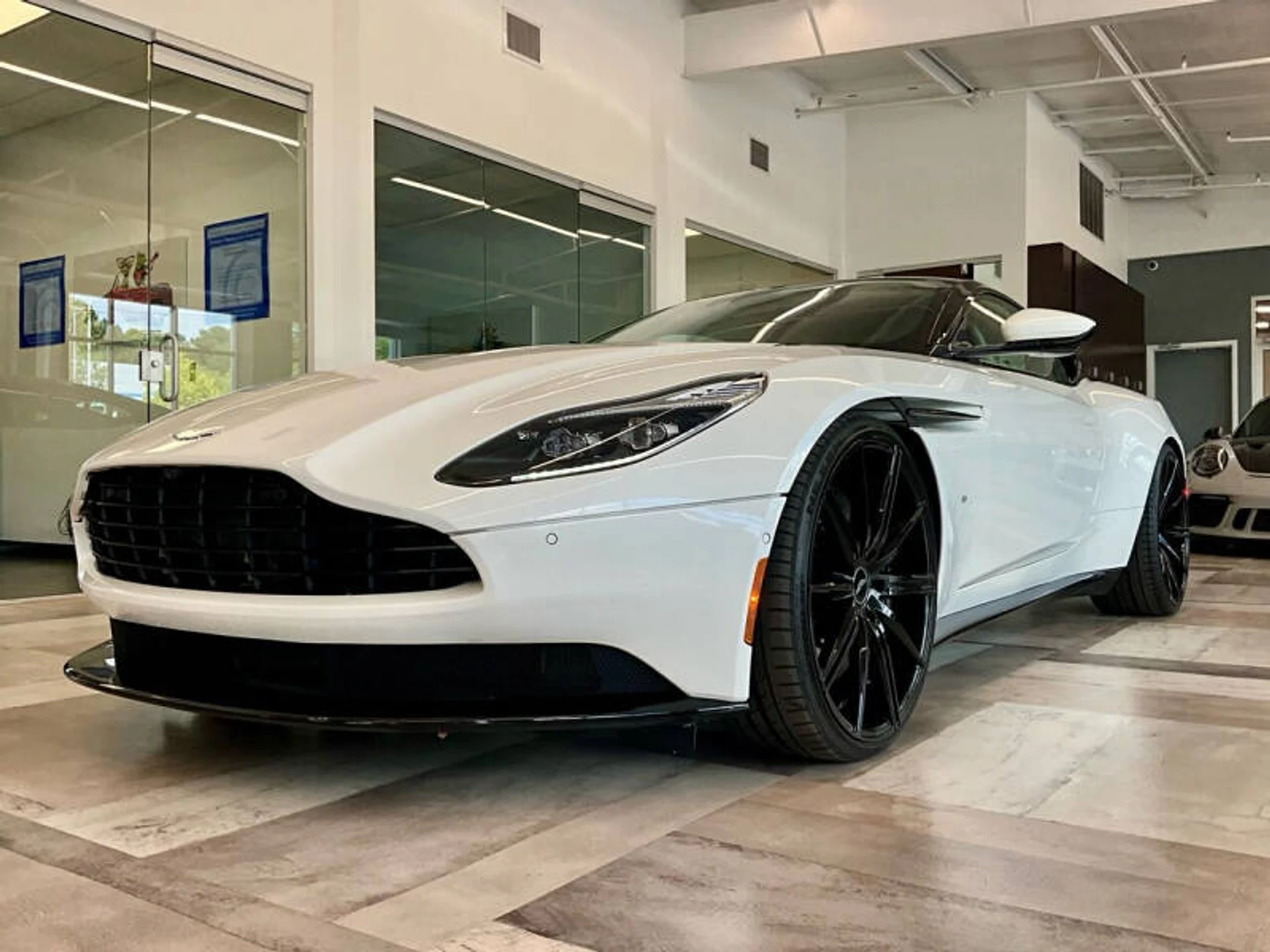 mph054_1464499612_2018_aston_martin_db11_v12_2dr_coupe_8024508a60