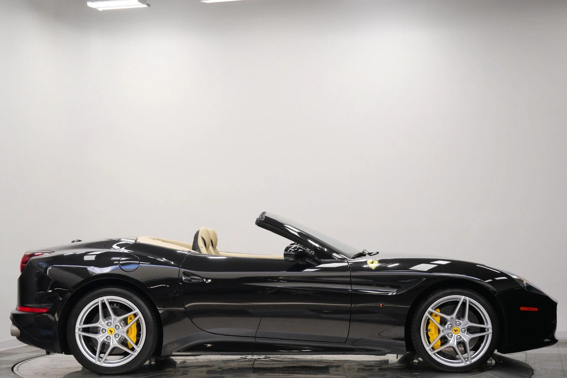 mph054_1485685930_Used_2015_Ferrari_California_T_Diamond_Quilted_Seats_Carbon_Fiber_Driving_Zone_1780071099_00d1f5356f