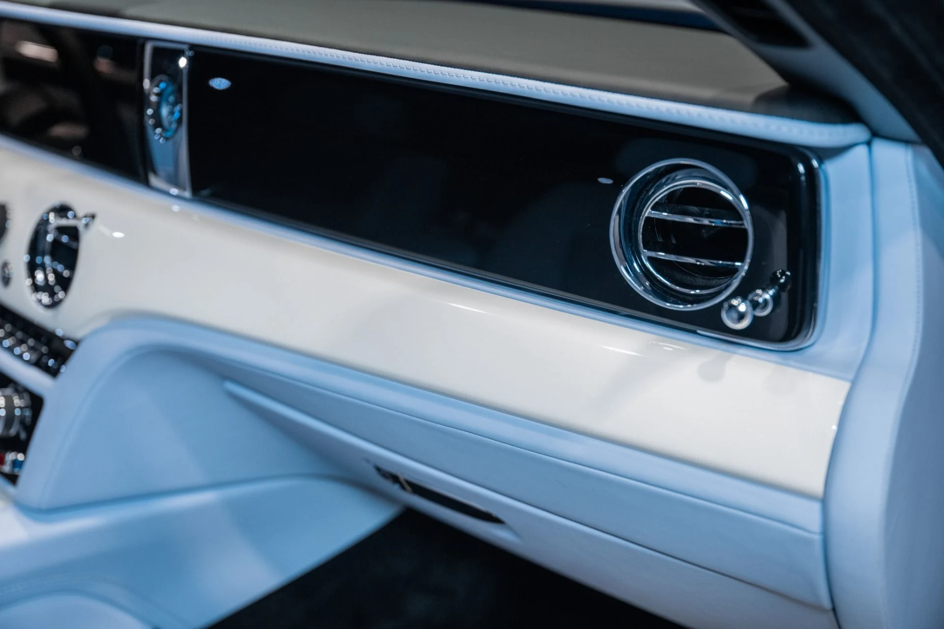 mph054_1500435576_Used_2023_Rolls_Royce_Ghost_1773457420_69e480d5be