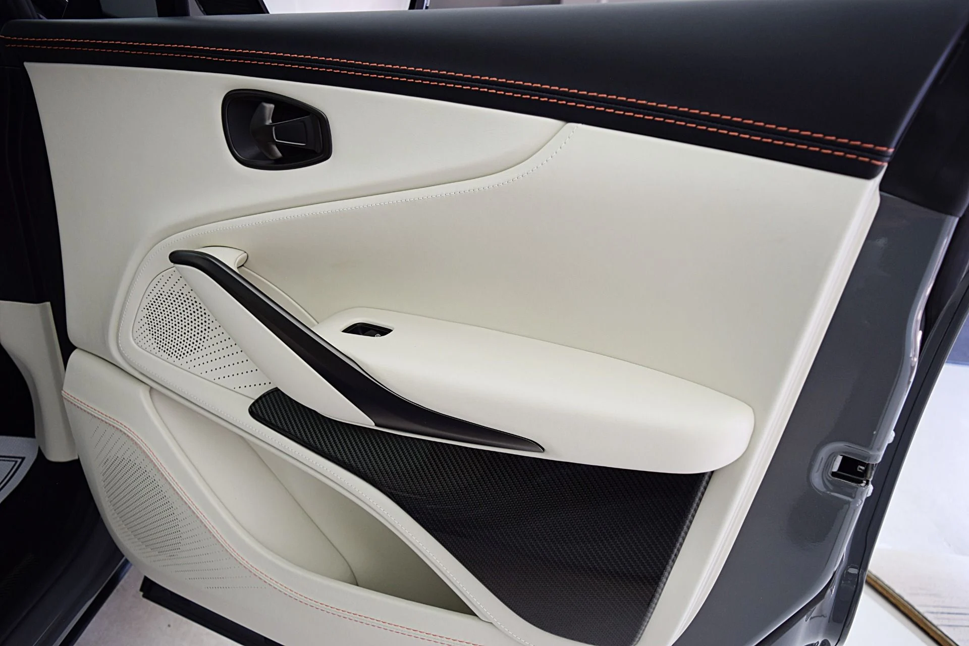 mph054_157738306_Used_2022_Aston_Martin_DBX_2e57d3789b