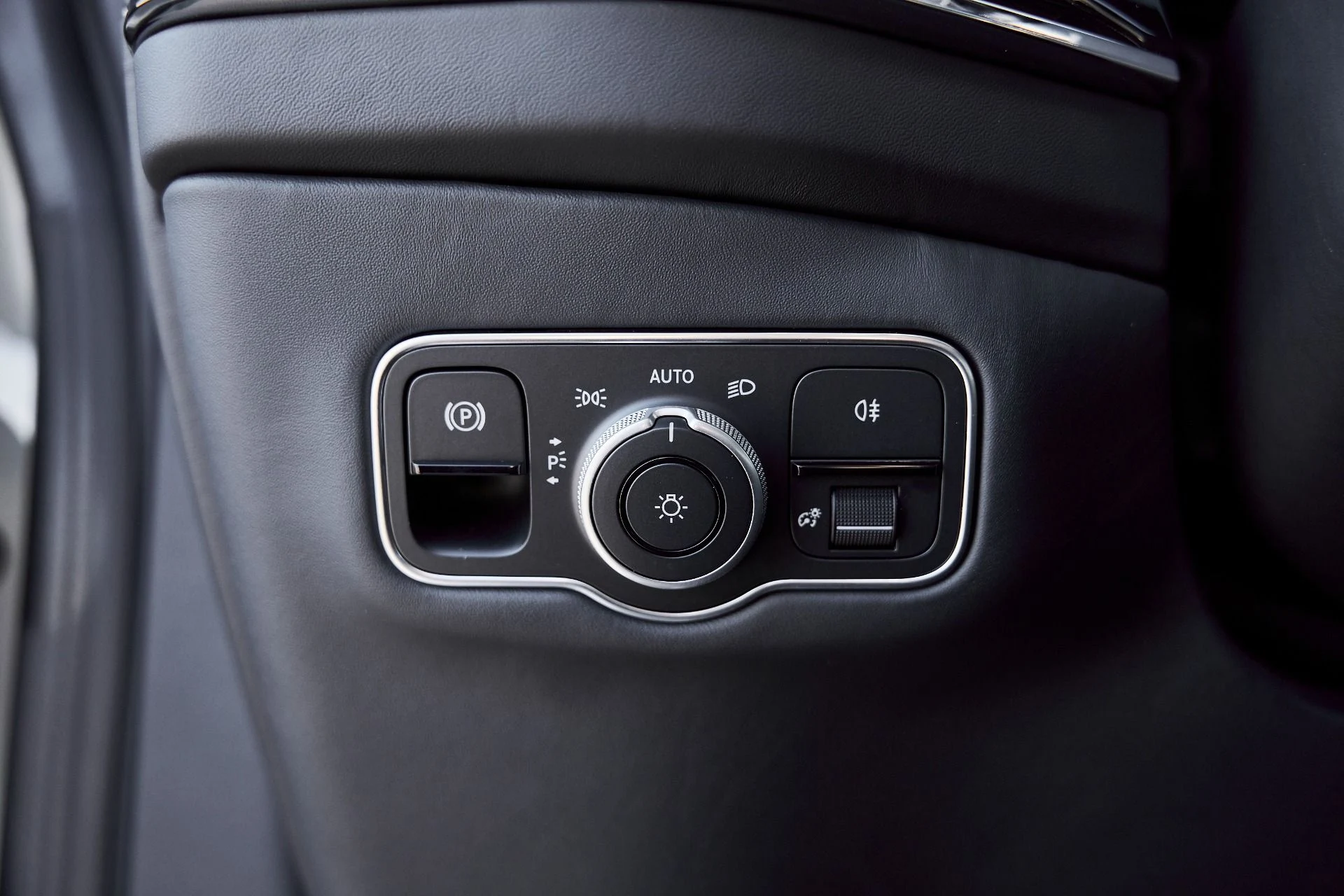 mph054_1606489207_Used_2025_Aston_Martin_DBX_707_1767063239_5be2defea6