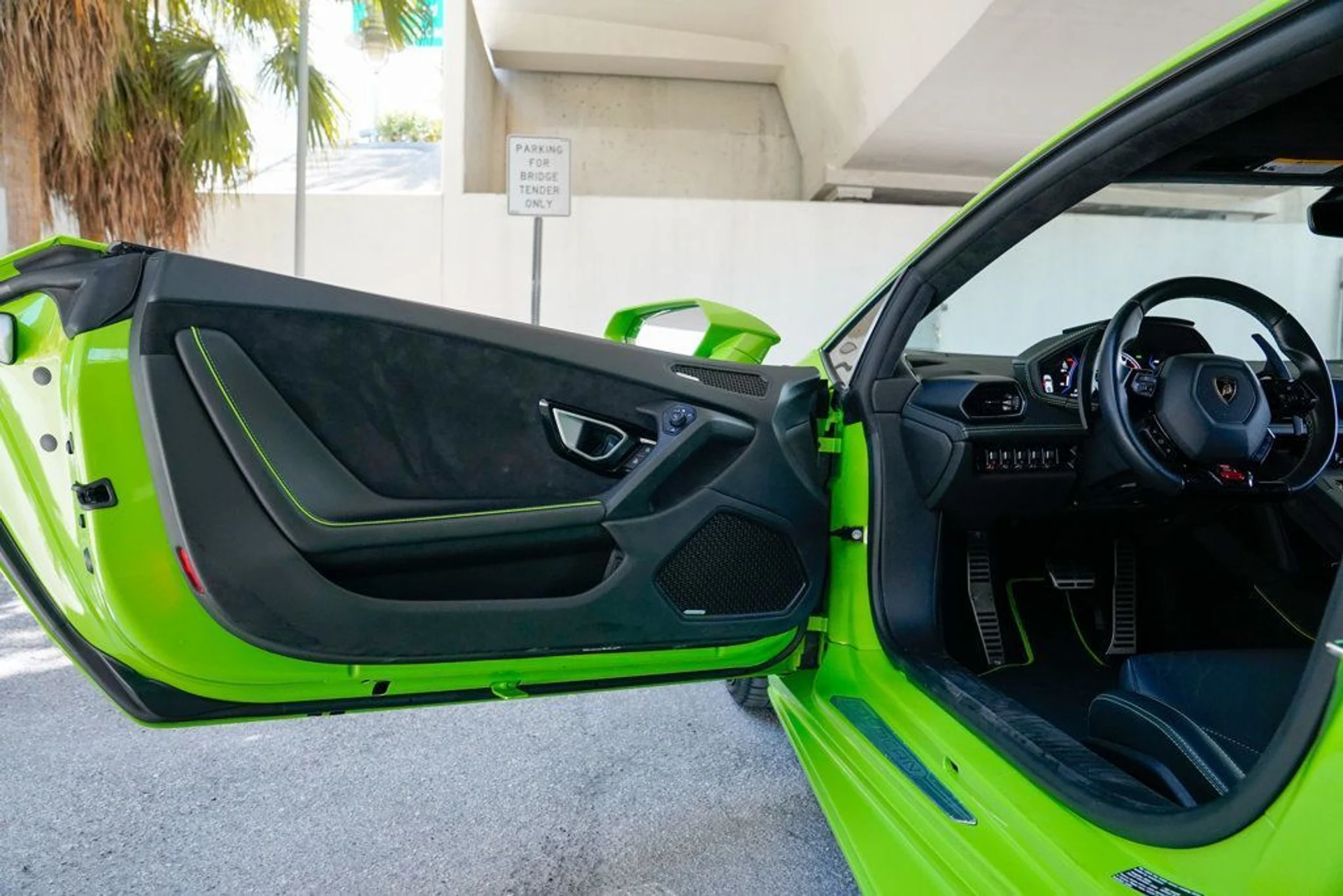 mph054_1663097869_used_2020_lamborghini_huracan_evo_coupeawd_14354_22890839_55_1024_2a072bf65c