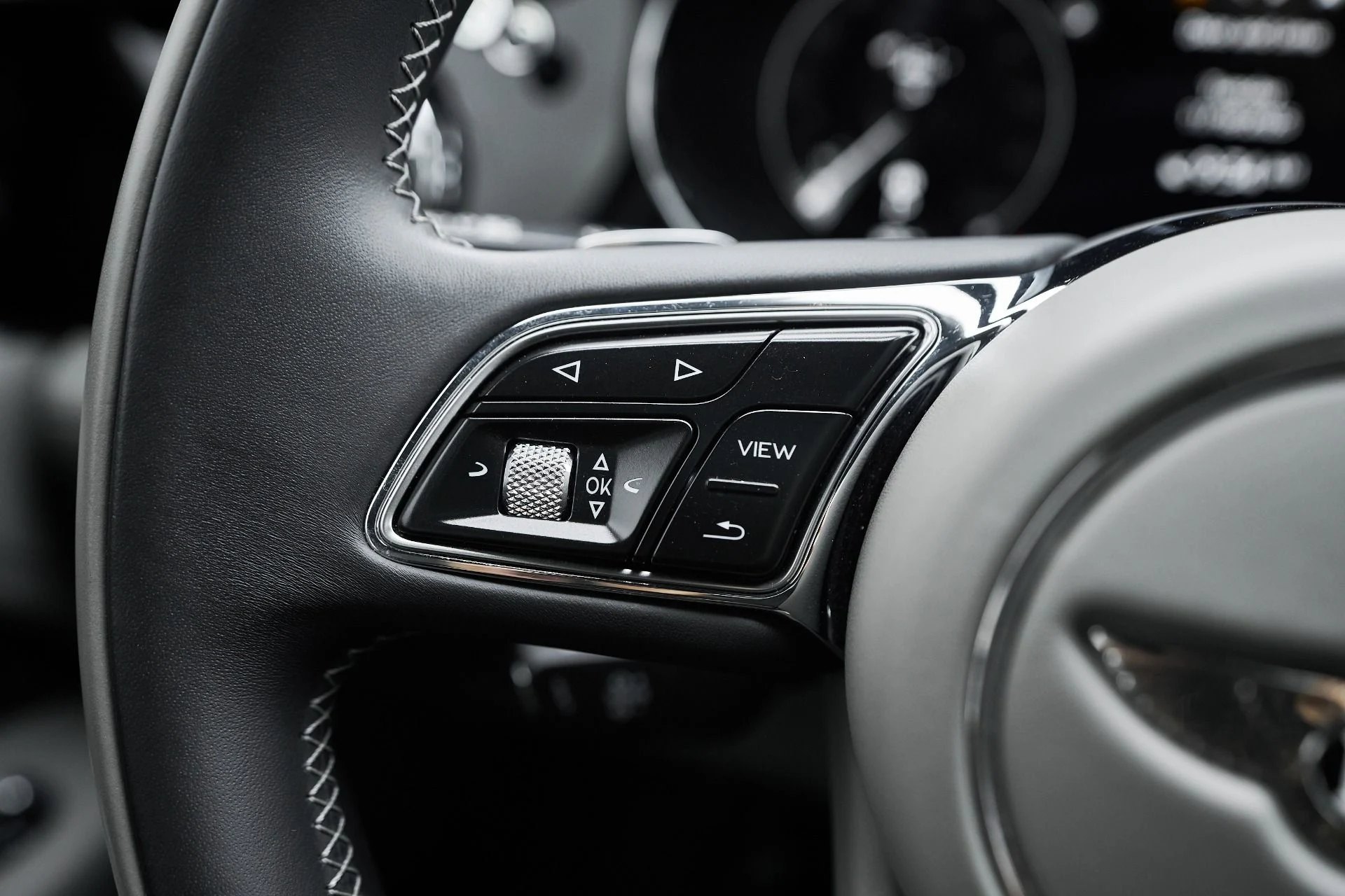 mph054_1704152114_Used_2023_Bentley_Bentayga_EWB_Azure_1763502558_e9c88d9550