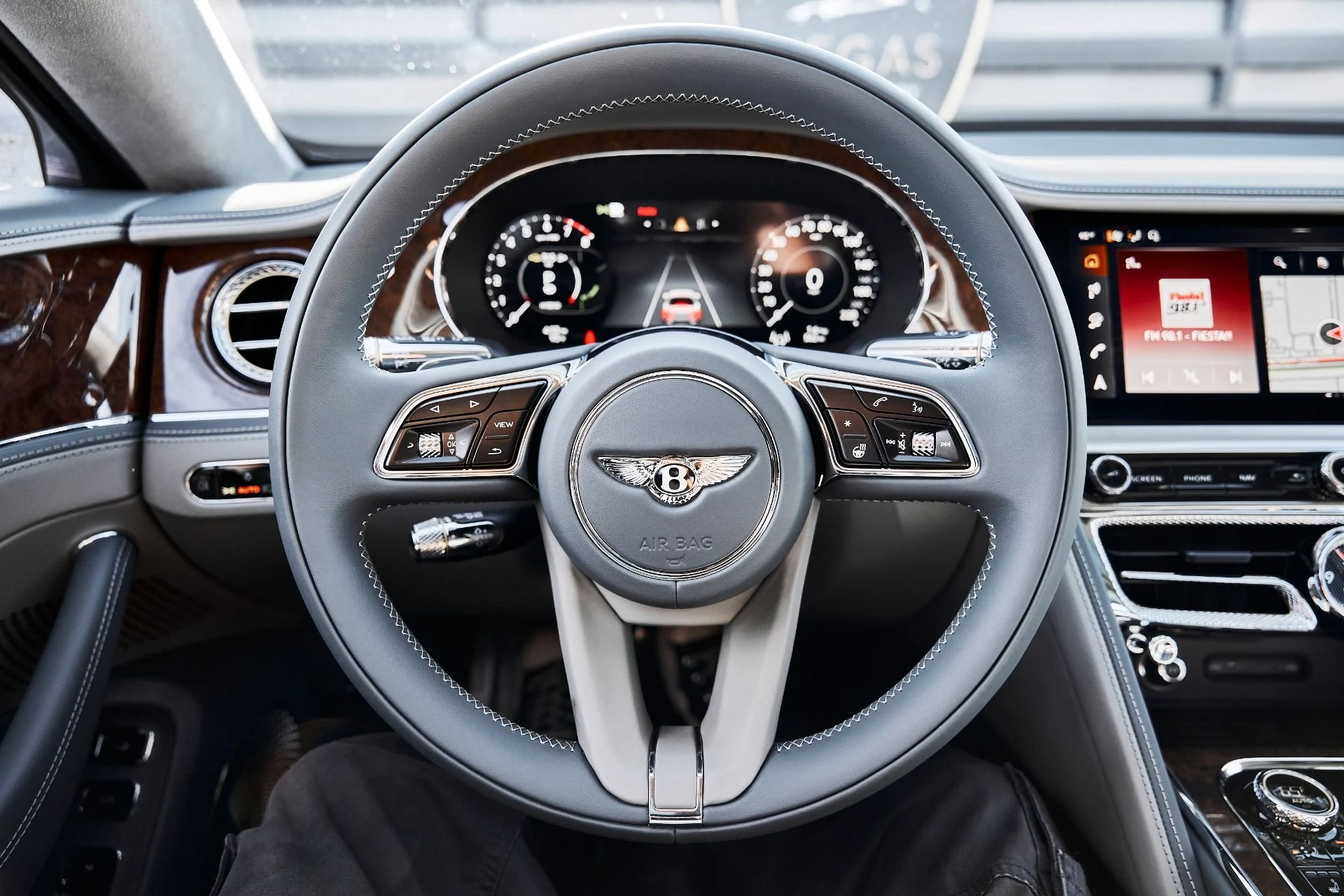 mph054_1819663314_Used_2026_Bentley_Flying_Spur_V8_1775613336_ac50e1435f