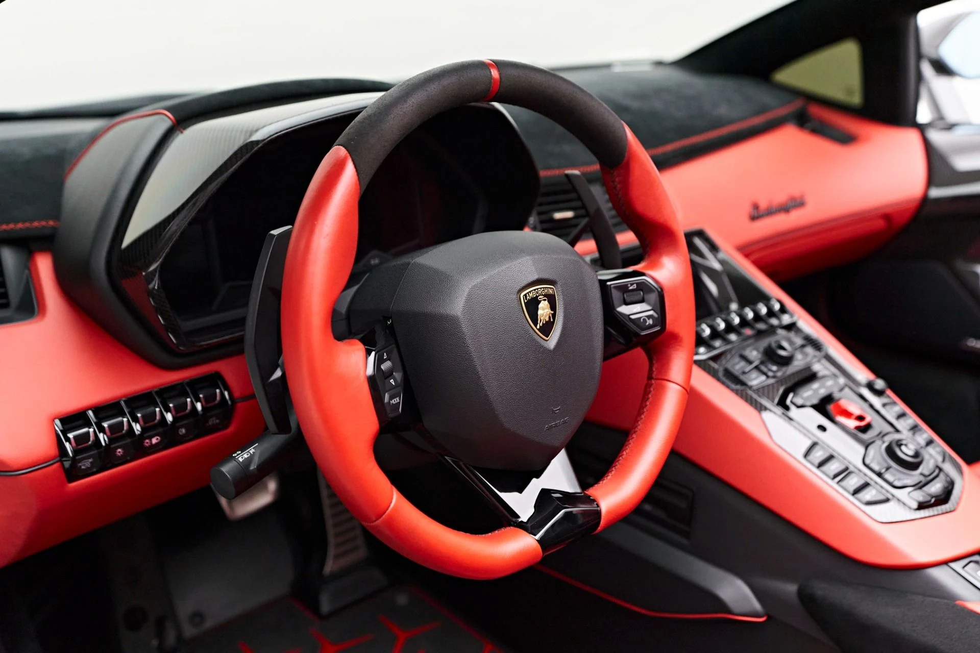 mph054_1843020790_Used_2021_Lamborghini_Aventador_SVJ_Base_1722739728_69b00e5c0c