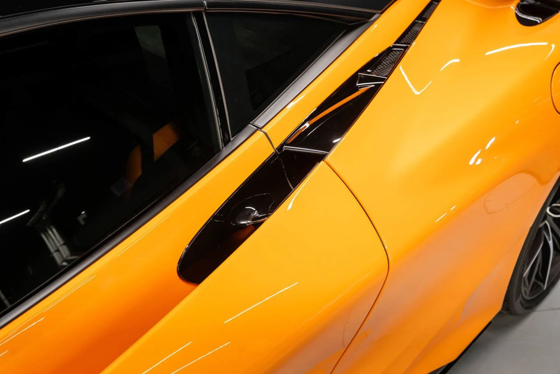 mph054_1924114499_mclaren_765lt_2021_5eb7c4a769