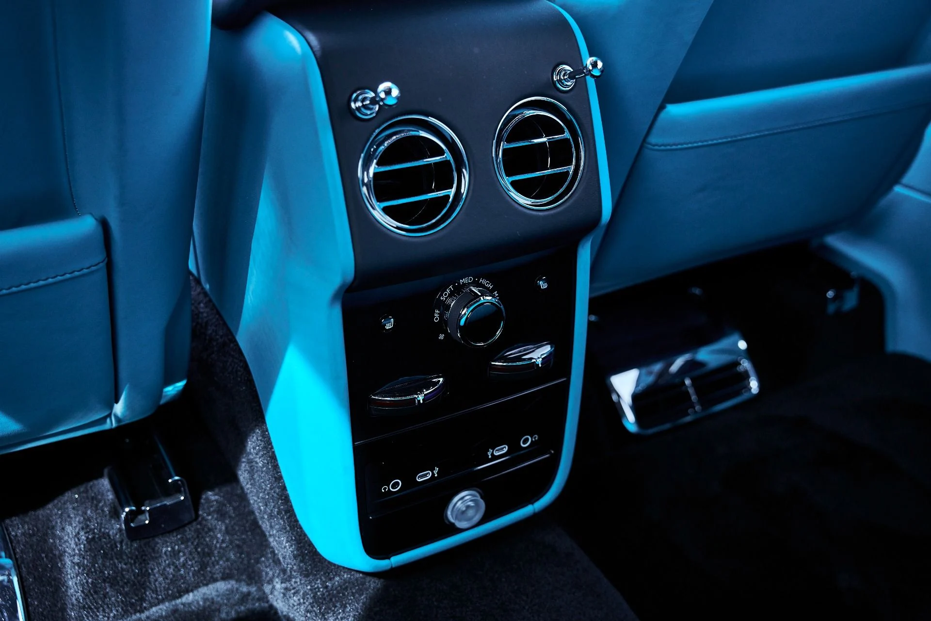 mph054_1986761722_Used_2025_Rolls_Royce_Cullinan_Black_Badge_1774912545_e1739bf021