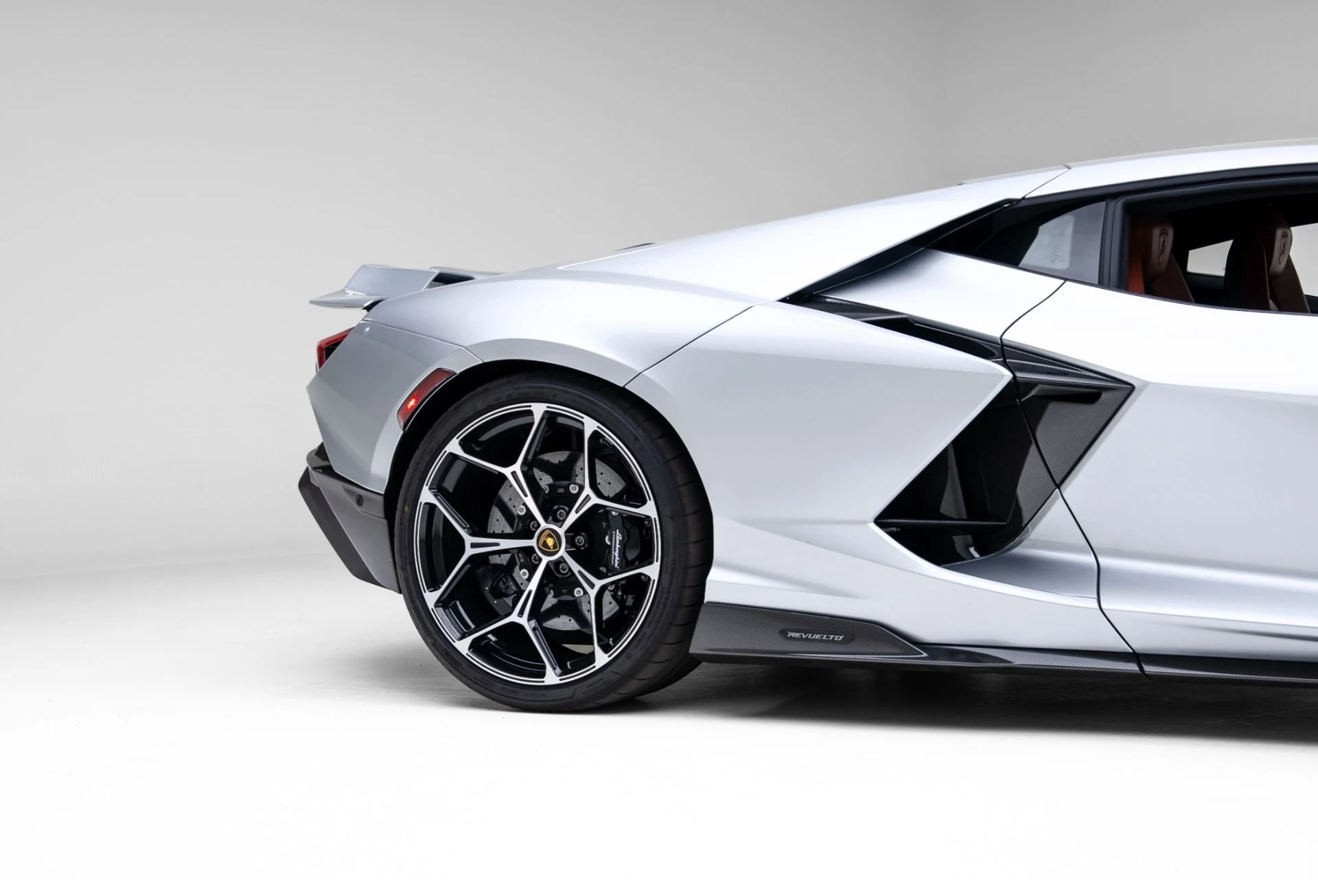 mph054_1998860947_Used_2025_Lamborghini_Revuelto_1770663111_dd3be94d21