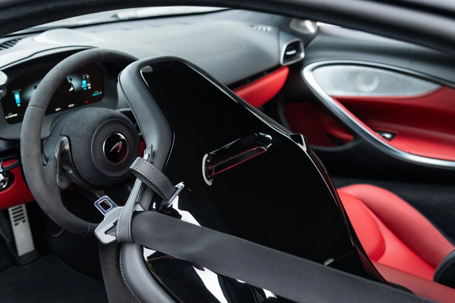 mph054_2074922381_Used_2023_Mc_Laren_Artura_1776712926_049a214303