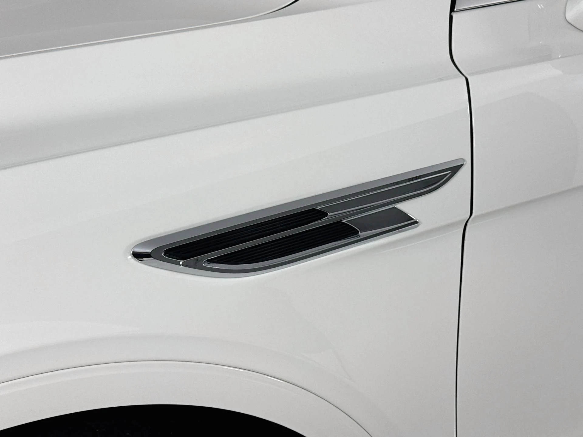 mph054_2110345225_Used_2023_Bentley_Bentayga_Azure_1793142071_f19a498026