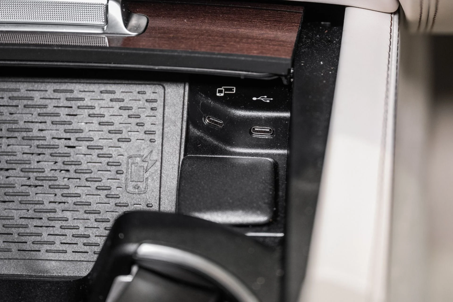 mph054_2125158152_Used_2022_Mercedes_Benz_GLS_Maybach_GLS_600_1761673303_d724772d8f