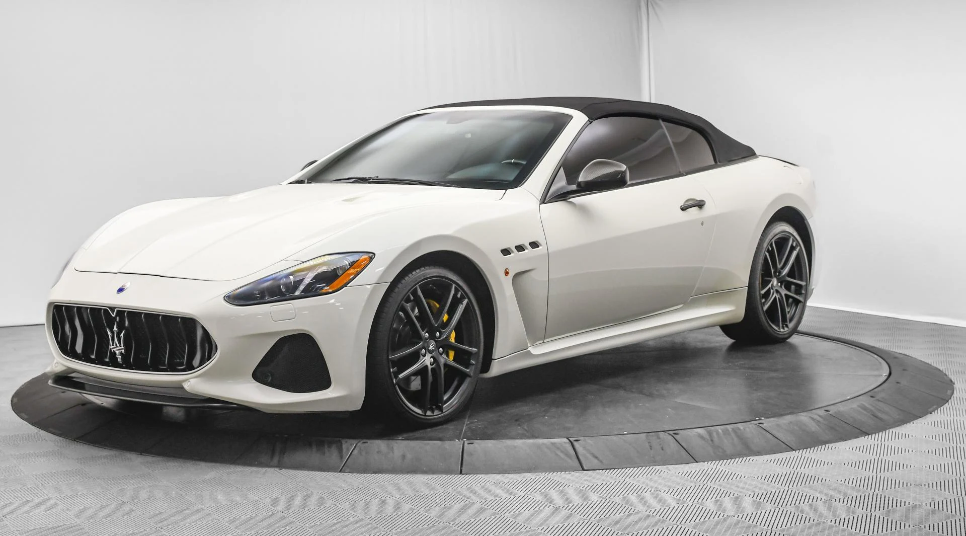 mph054_2132234584_Used_2018_Maserati_Gran_Turismo_Convertible_MC_1755159445_02ef4bb8d4
