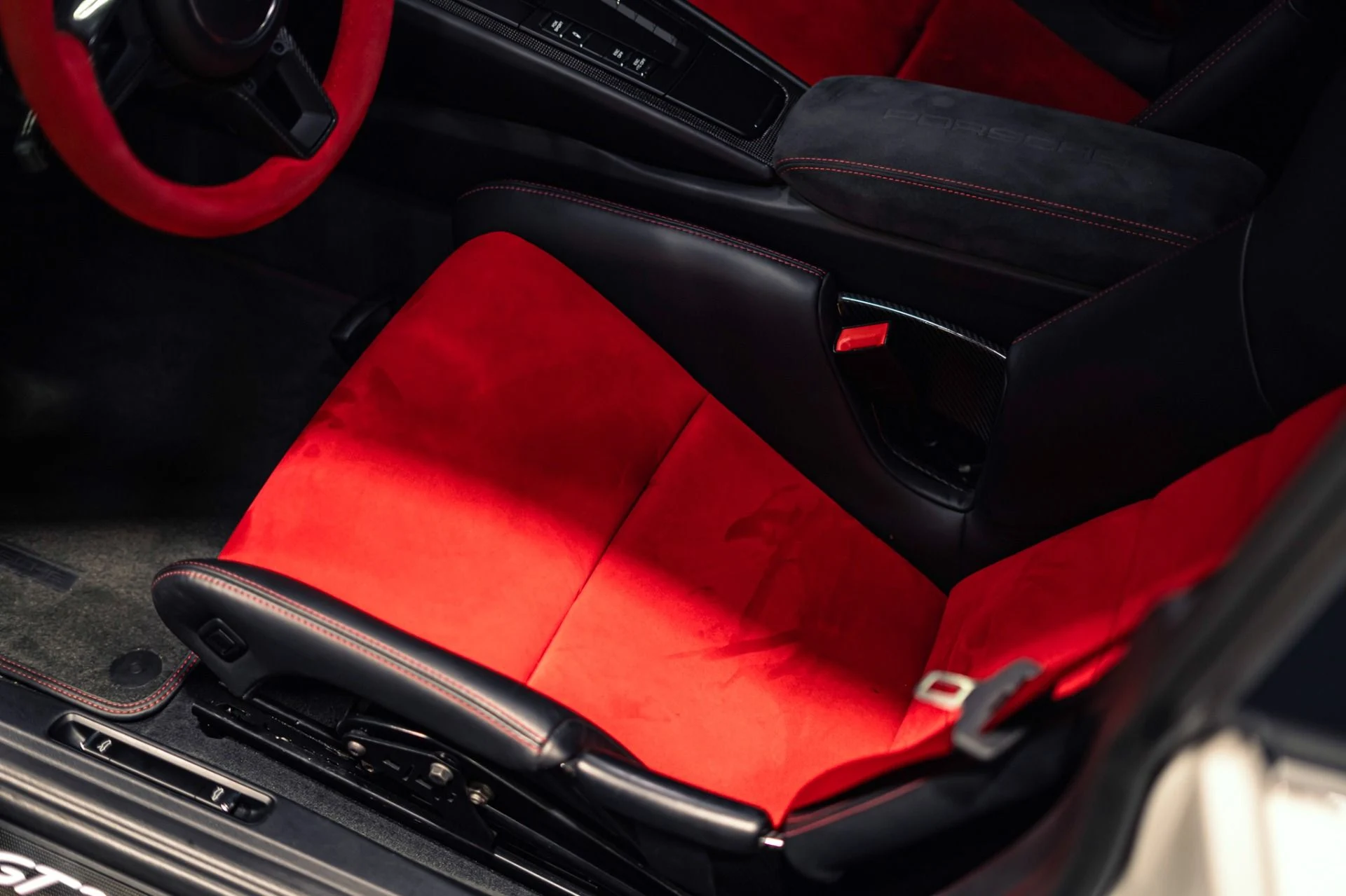 mph054_2169197966_Used_2018_Porsche_911_GT_2_RS_1777474085_96b7bf3ade