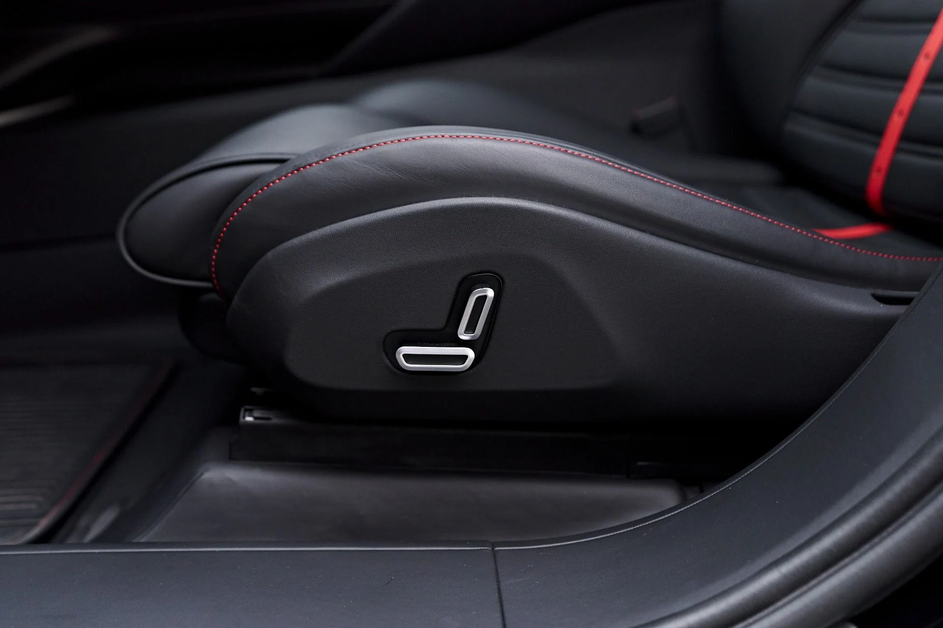 mph054_2203909386_Used_2024_Ferrari_Purosangue_Base_1757201185_6d5637b94f