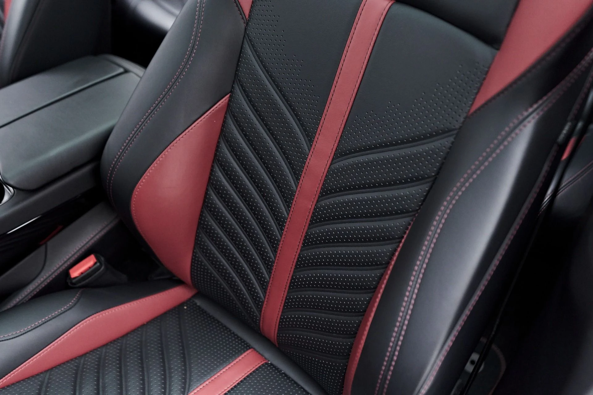 mph054_2242743196_Used_2023_Aston_Martin_DBX_707_1754786768_7f07667e9c