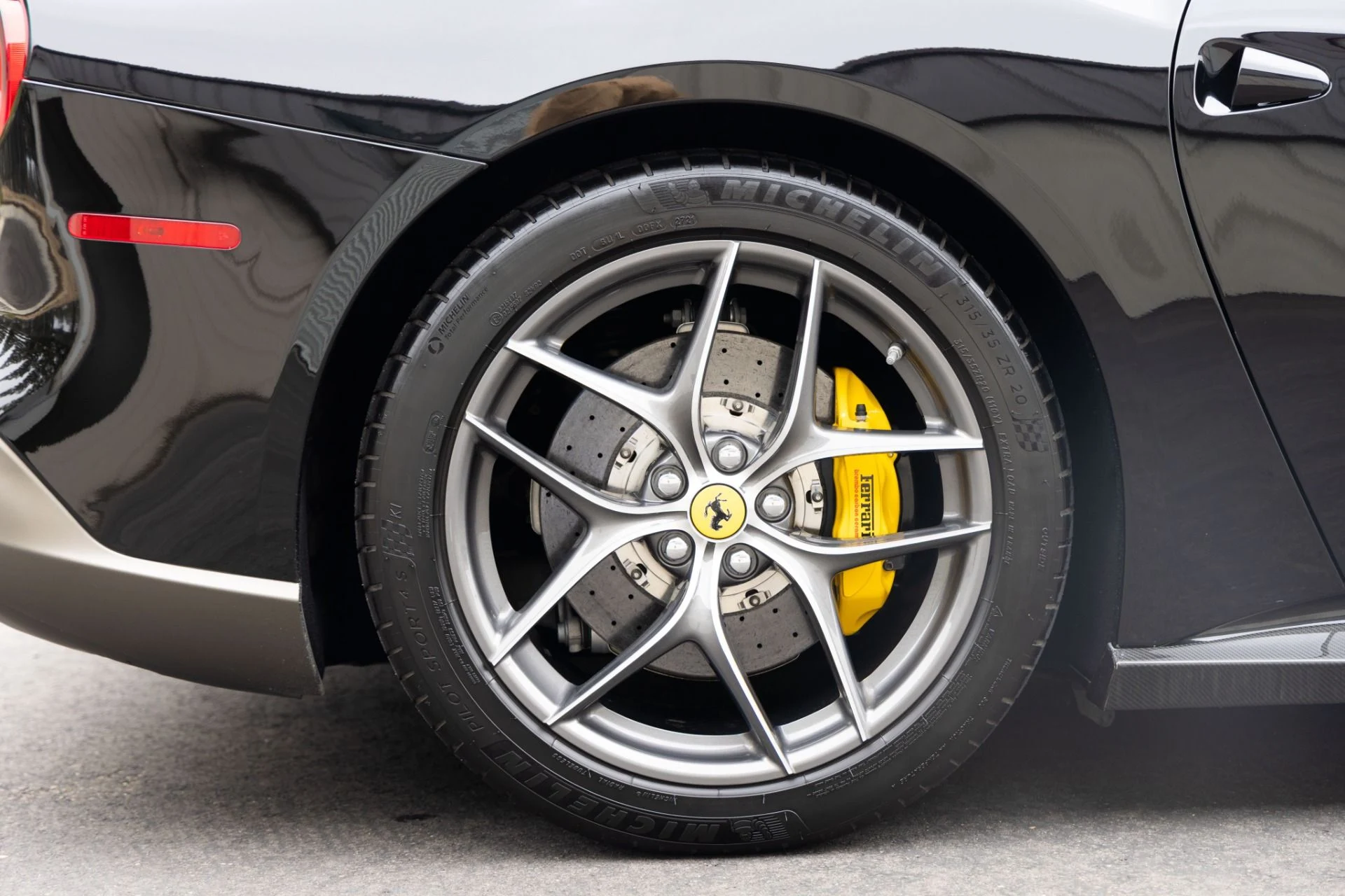 mph054_2274703504_Used_2014_Ferrari_F12berlinetta_1761682379_78e83b9b6f