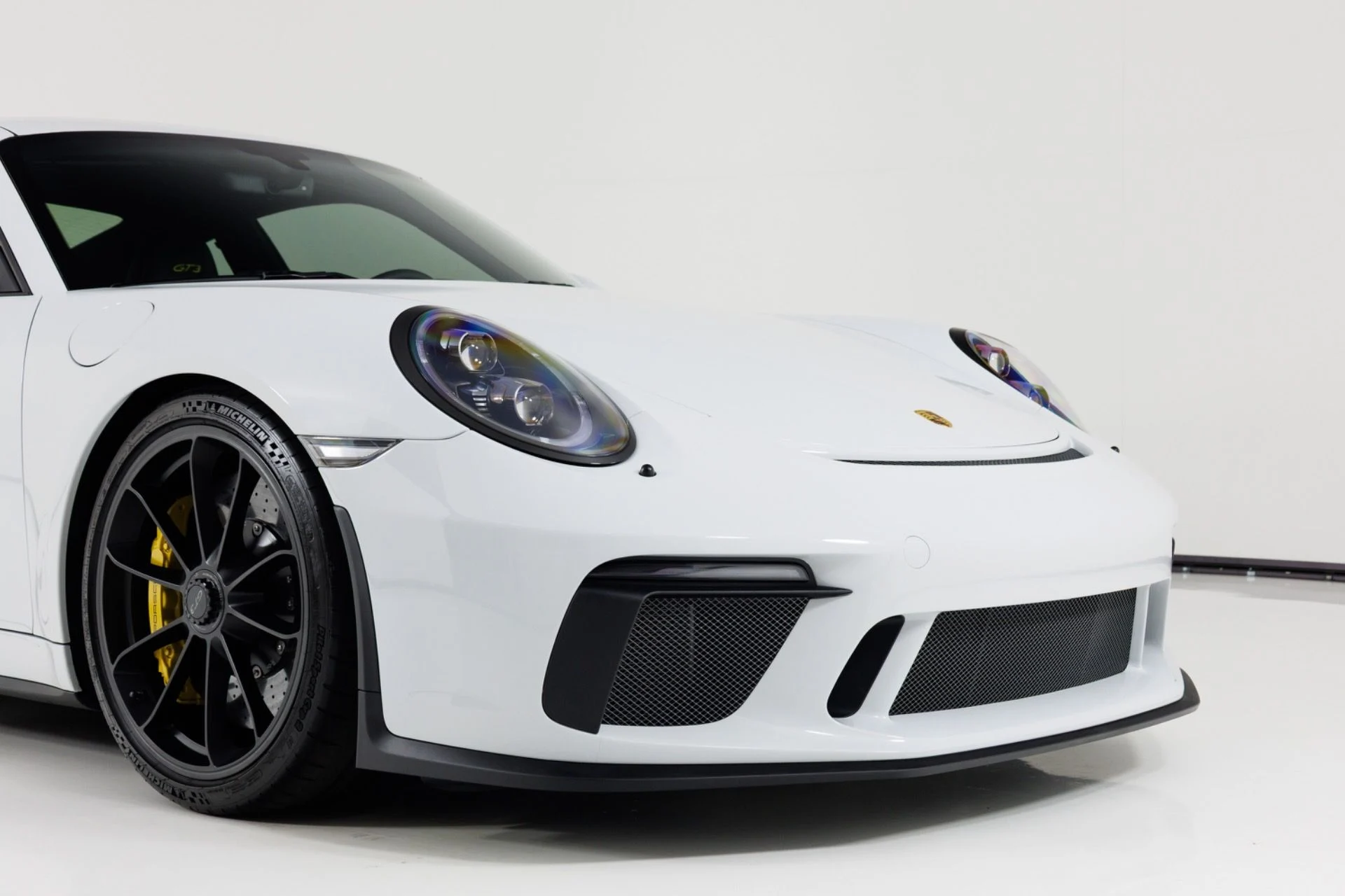 mph054_2286726252_Used_2018_Porsche_911_GT_3_1782317510_551f059010