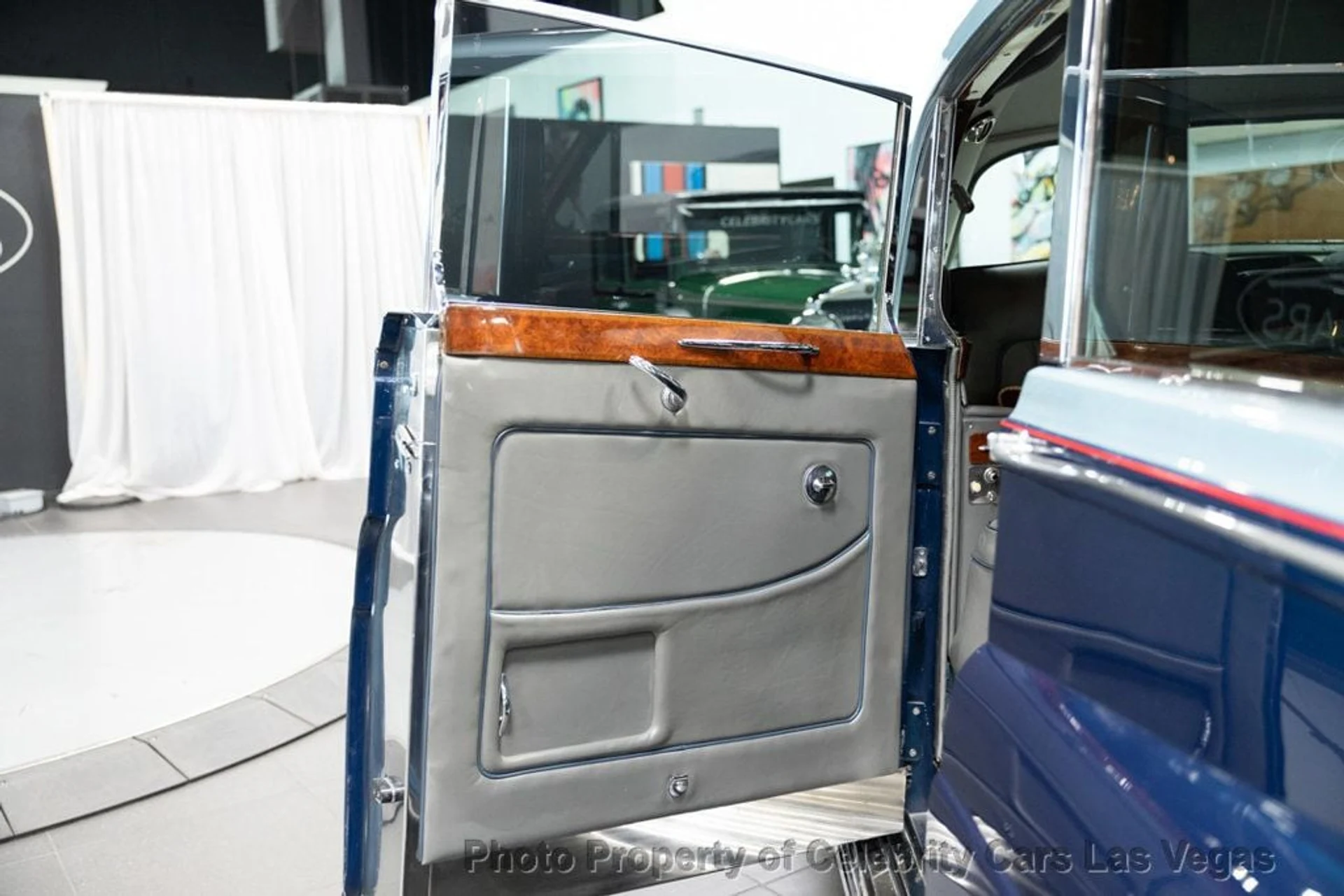 mph054_2347111909_used_1962_rolls_royce_phantom_v_phantomvlimousinebyjamesyoung_9707_22531997_55_1024_41e7005eb7