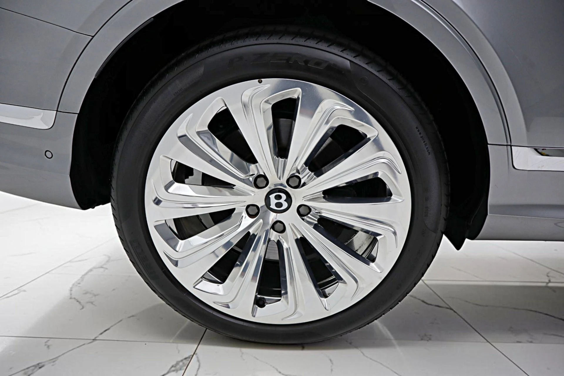 mph054_2356044994_Used_2025_Bentley_Bentayga_Azure_V8_LEASE_OPTIONS_AVAILABLE_64ff533465