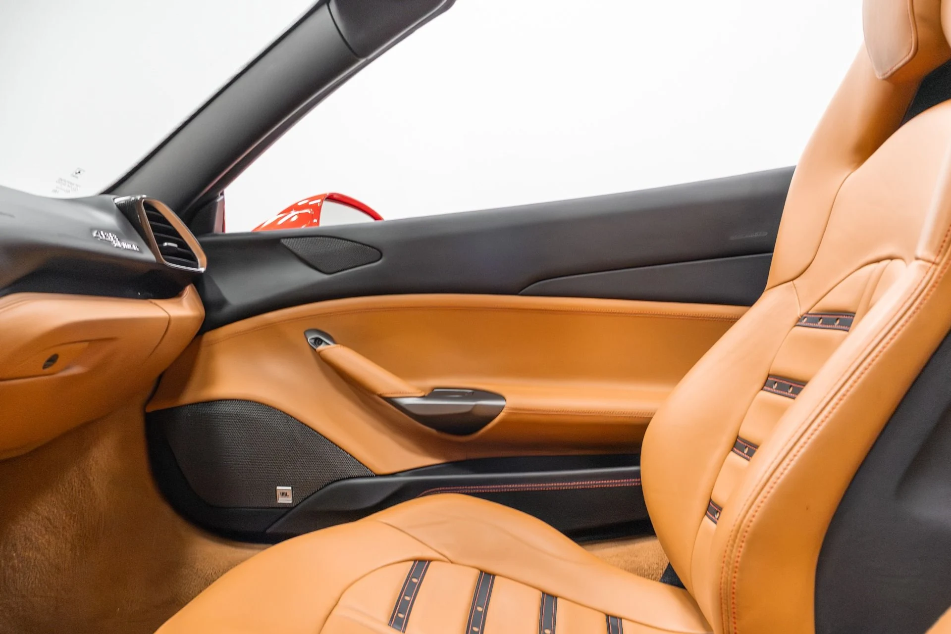 mph054_2383718342_Used_2016_Ferrari_488_Spider_Base_1761761297_df0c91e29e